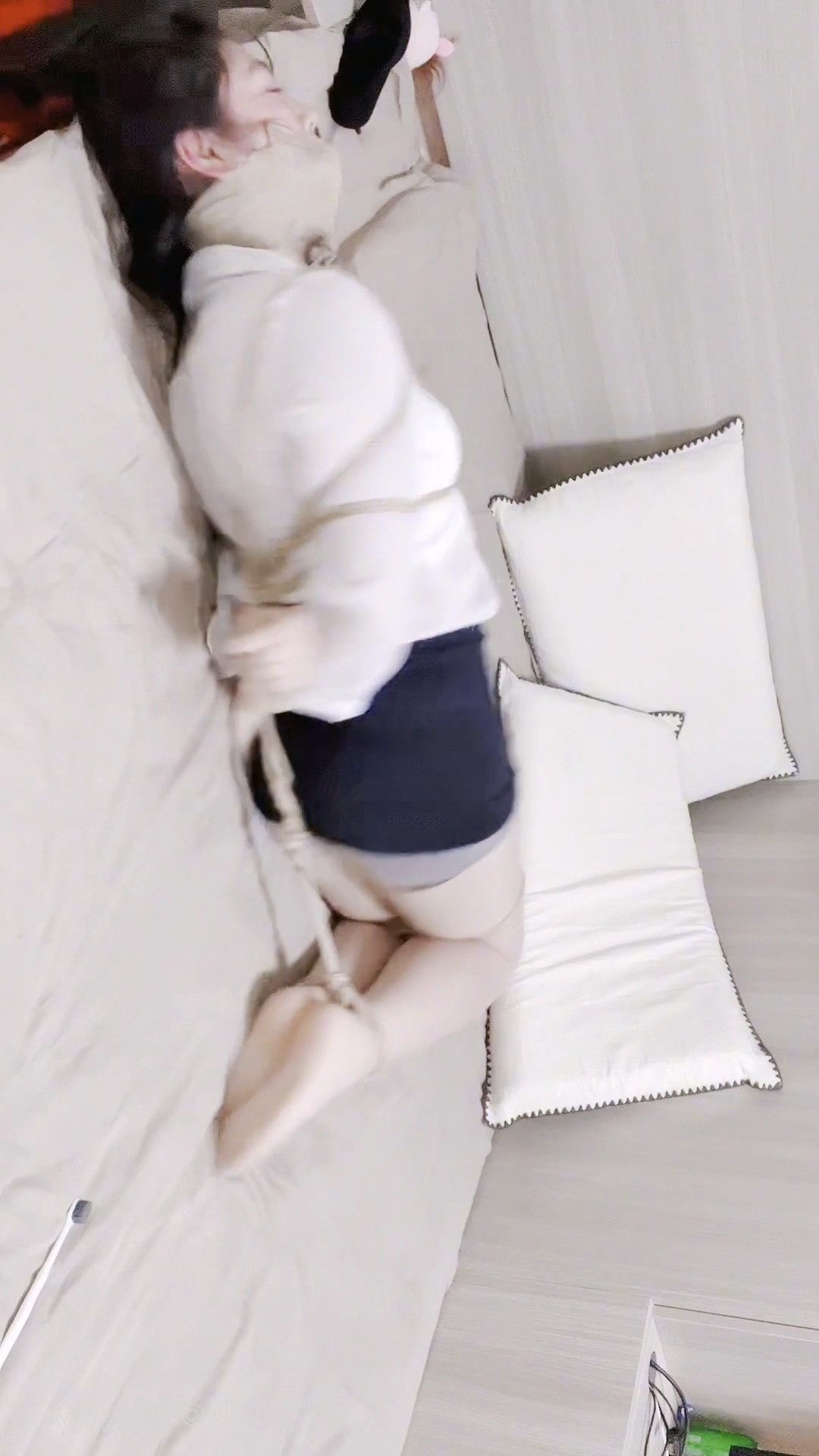 黑丝女秘书在办公室遭遇歹徒驷马绑架，棉袜绷带堵嘴，挠脚心tk逼问保险箱密码。全 预览图