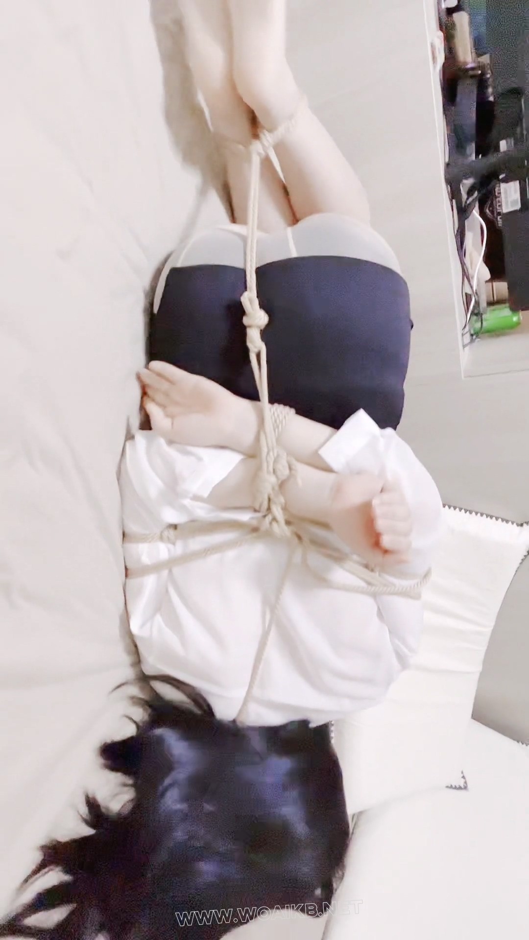 黑丝女秘书在办公室遭遇歹徒驷马绑架，棉袜绷带堵嘴，挠脚心tk逼问保险箱密码。全 预览图