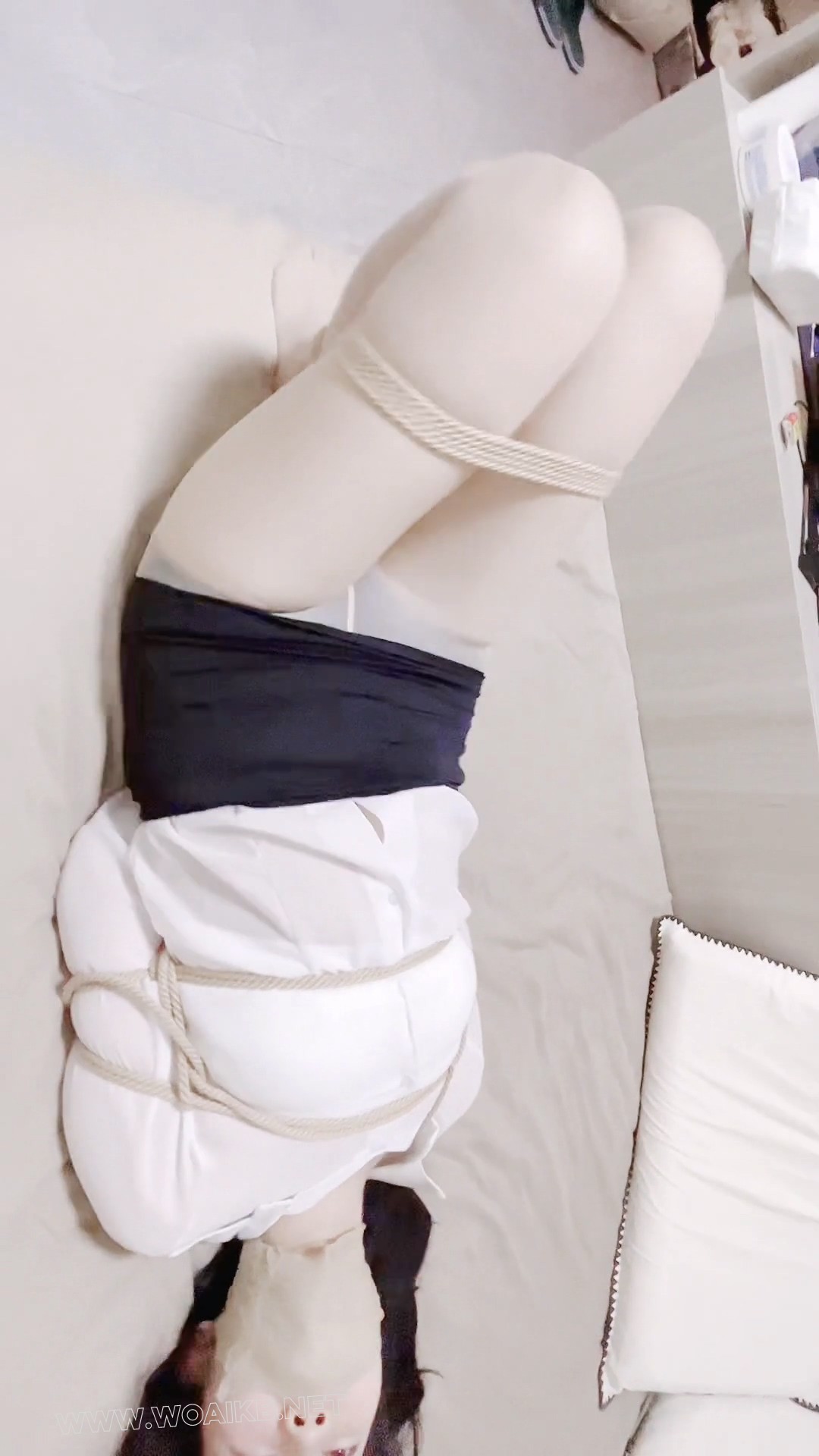 黑丝女秘书在办公室遭遇歹徒驷马绑架，棉袜绷带堵嘴，挠脚心tk逼问保险箱密码。全 预览图