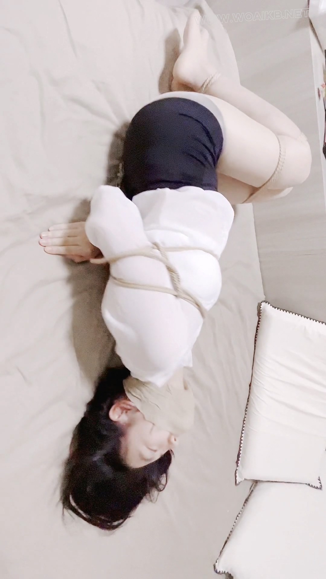 黑丝女秘书在办公室遭遇歹徒驷马绑架，棉袜绷带堵嘴，挠脚心tk逼问保险箱密码。全 预览图