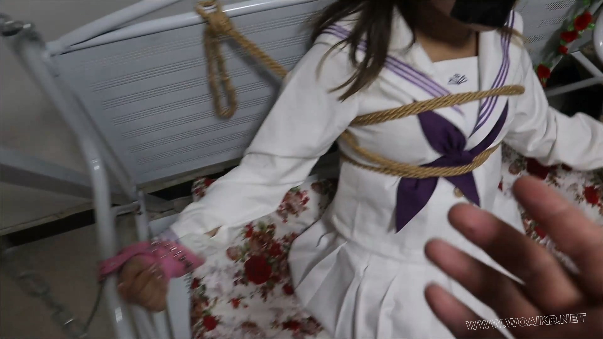 《永远被囚禁在惩罚中的美少女VV》2 绑在秋千上的水手服少女VV VV你是不是想跑啊，… 封面图