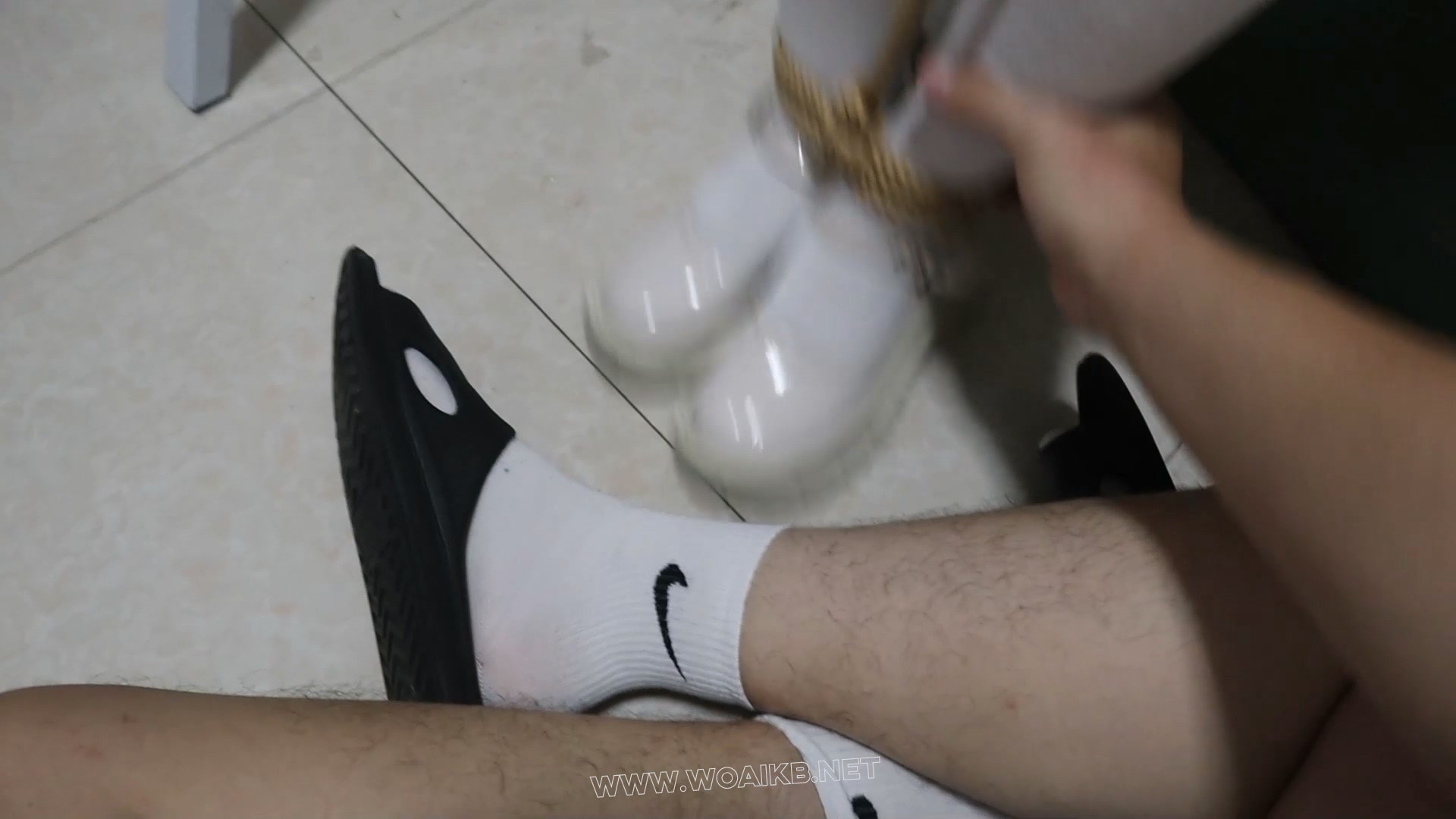 《永远被囚禁在惩罚中的美少女VV》2 绑在秋千上的水手服少女VV VV你是不是想跑啊， 预览图