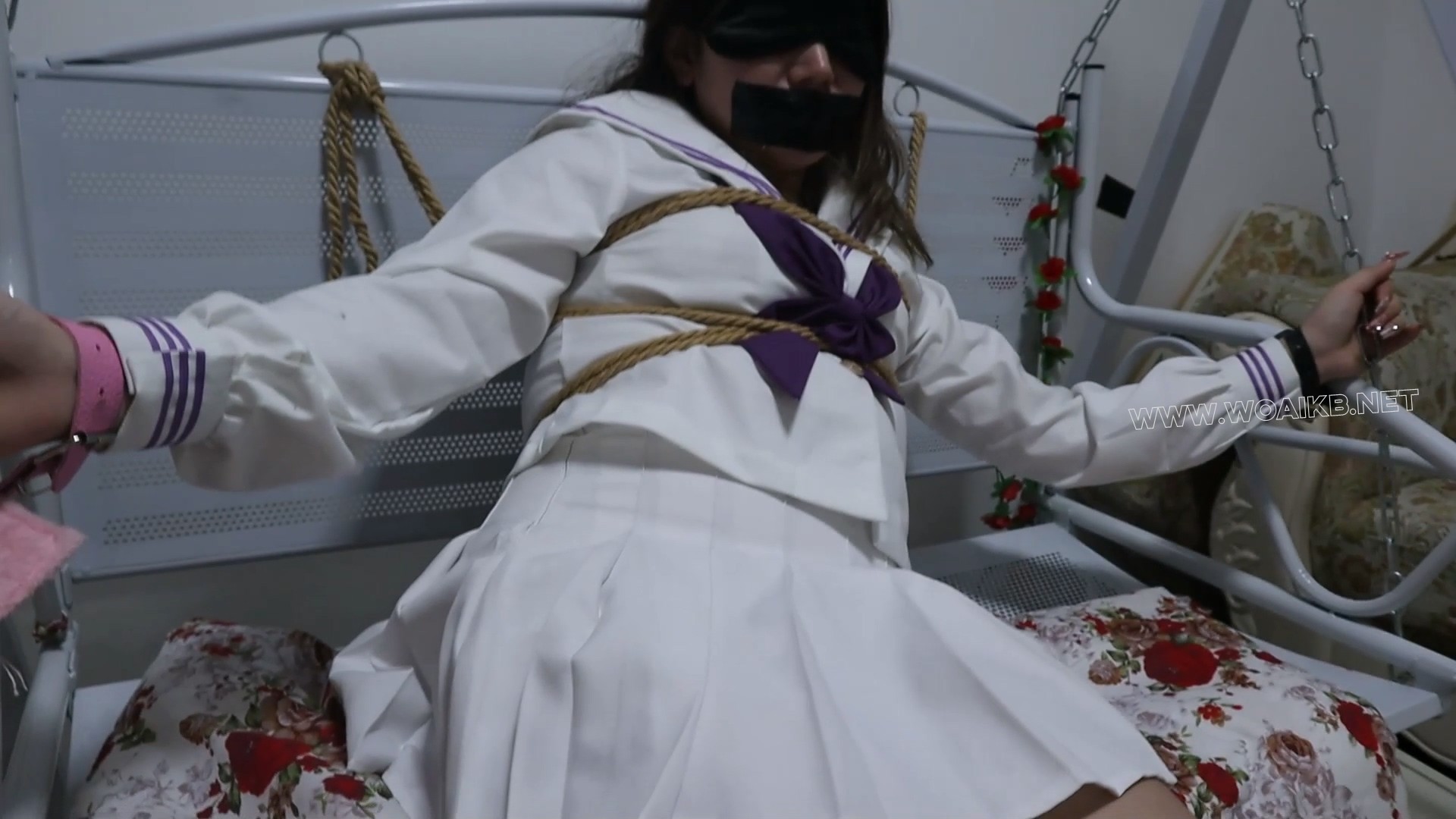 《永远被囚禁在惩罚中的美少女VV》2 绑在秋千上的水手服少女VV VV你是不是想跑啊， 预览图