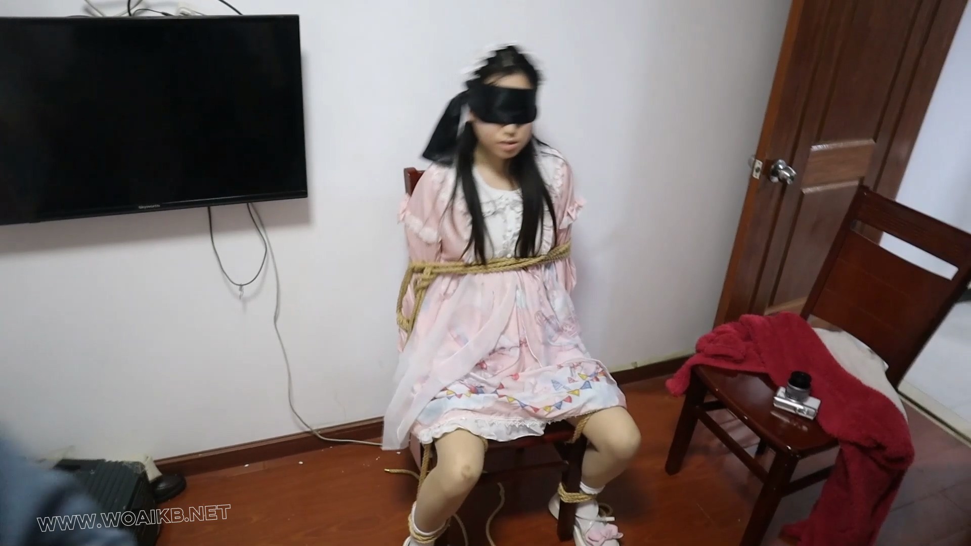 死死掐住绑在凳子上娇喘的175Lo娘I，绑住手脚开始进入快乐的虐待调教时光，筋膜枪 预览图