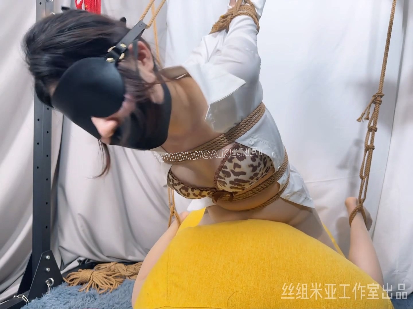 JK少女绳艺调教，被脱去裙子，扯开上衣，在zdb的作用下数次GC 预览图