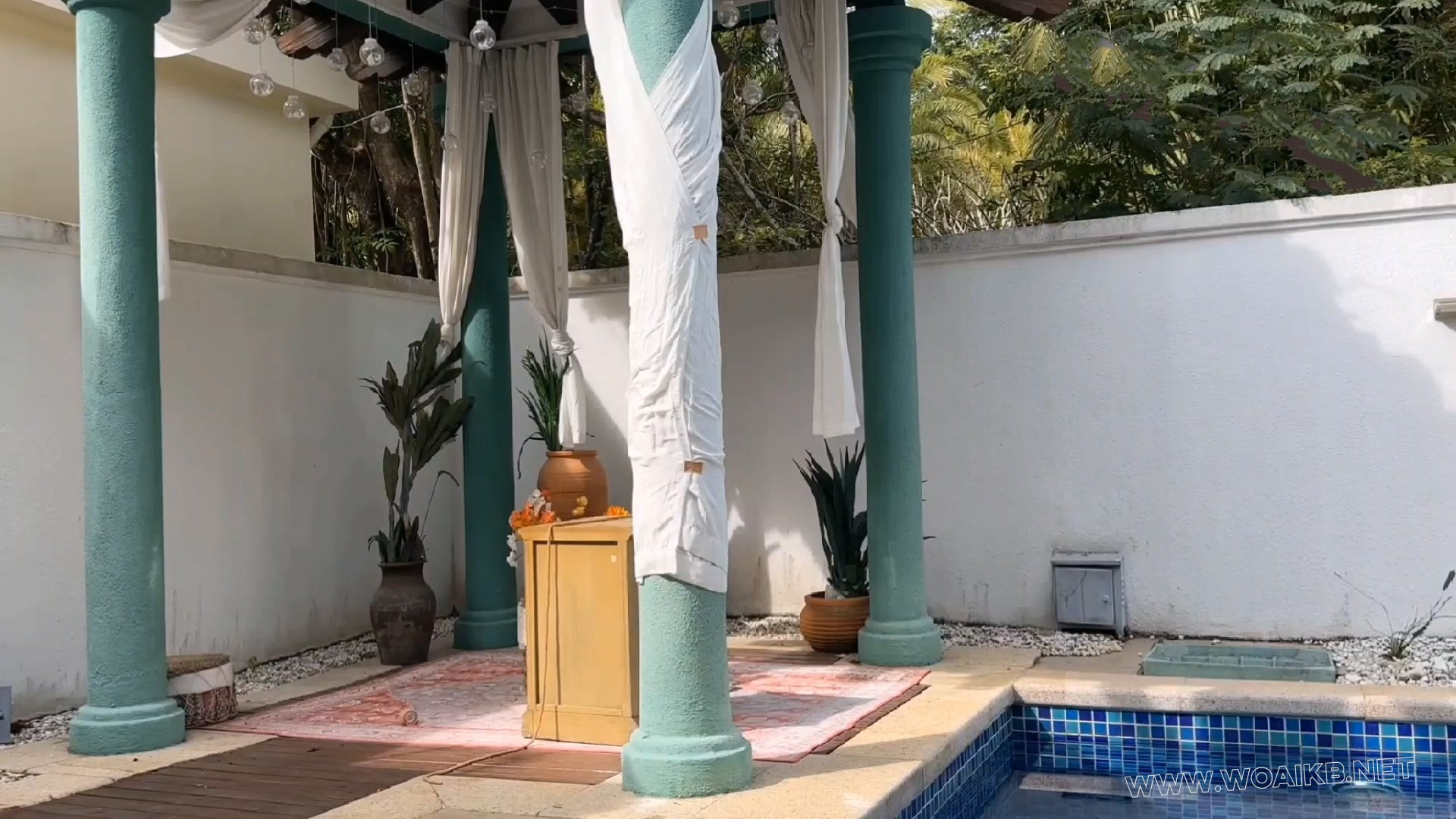 别墅院子里的惩罚 扭动屁股，玩具，口球，蒙眼，的加持下只能扭动屁股，任由口水滴 预览图