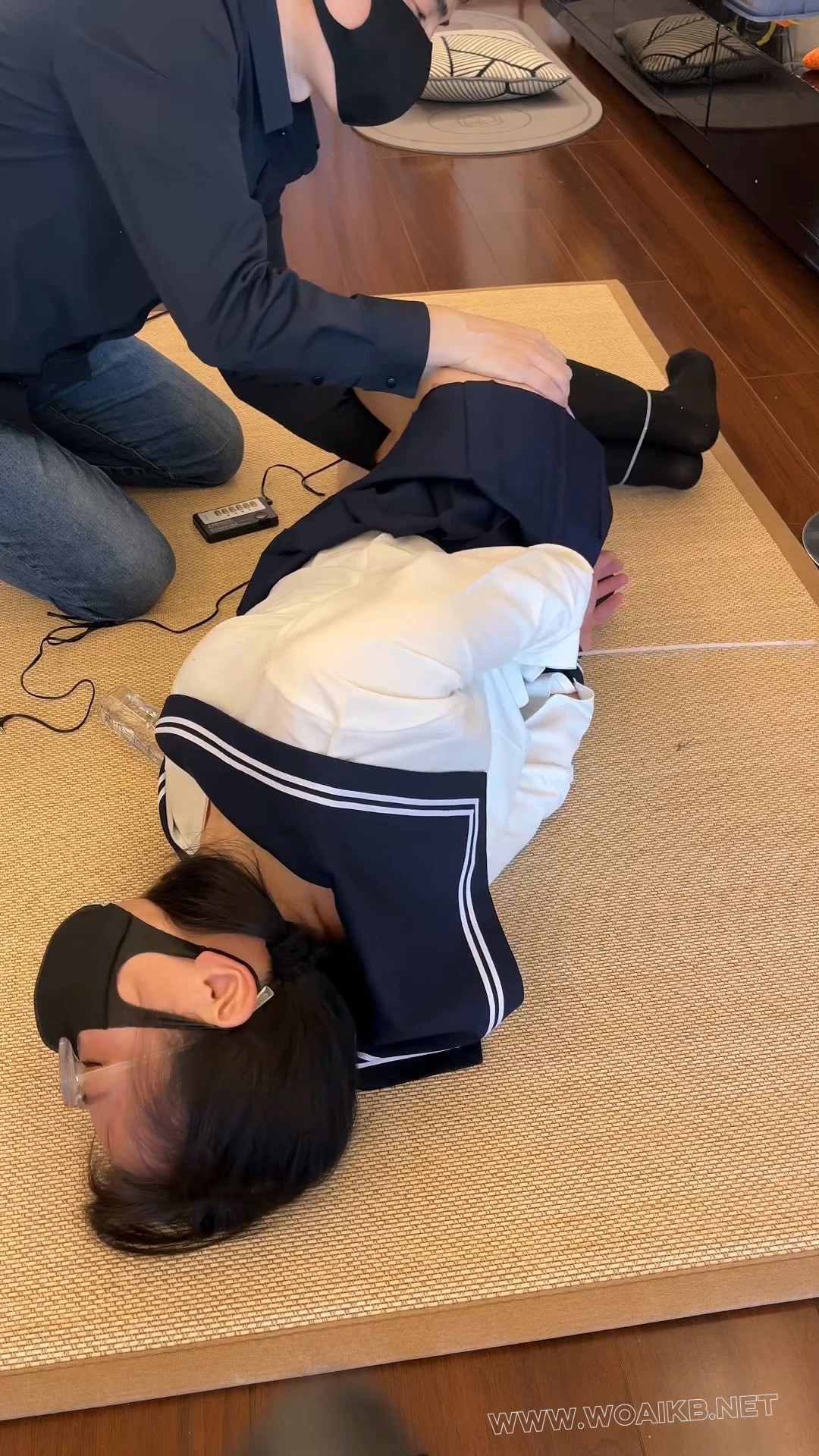 【妻奴麦子】JK双马尾强力电击、吊颈,强烈的点击叫的楼上都听到了。 预览图
