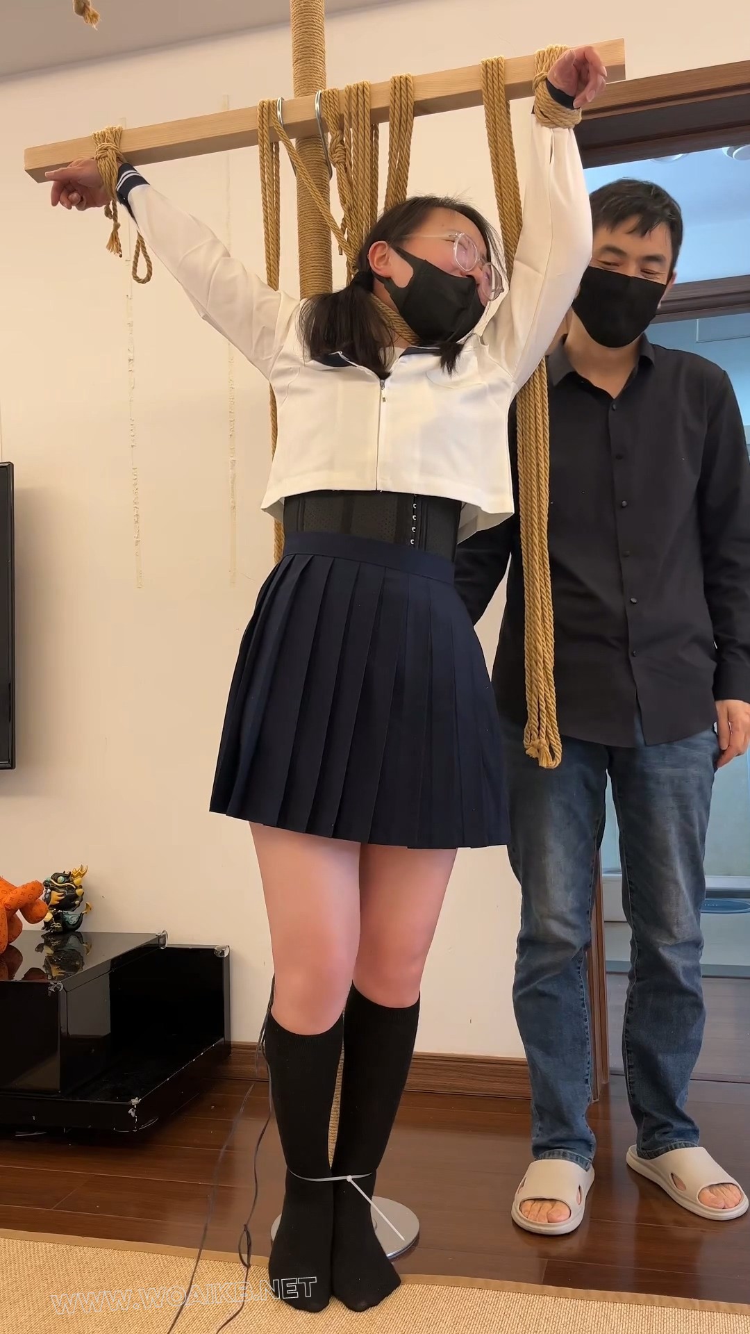 【妻奴麦子】JK双马尾强力电击、吊颈,强烈的点击叫的楼上都听到了。 预览图