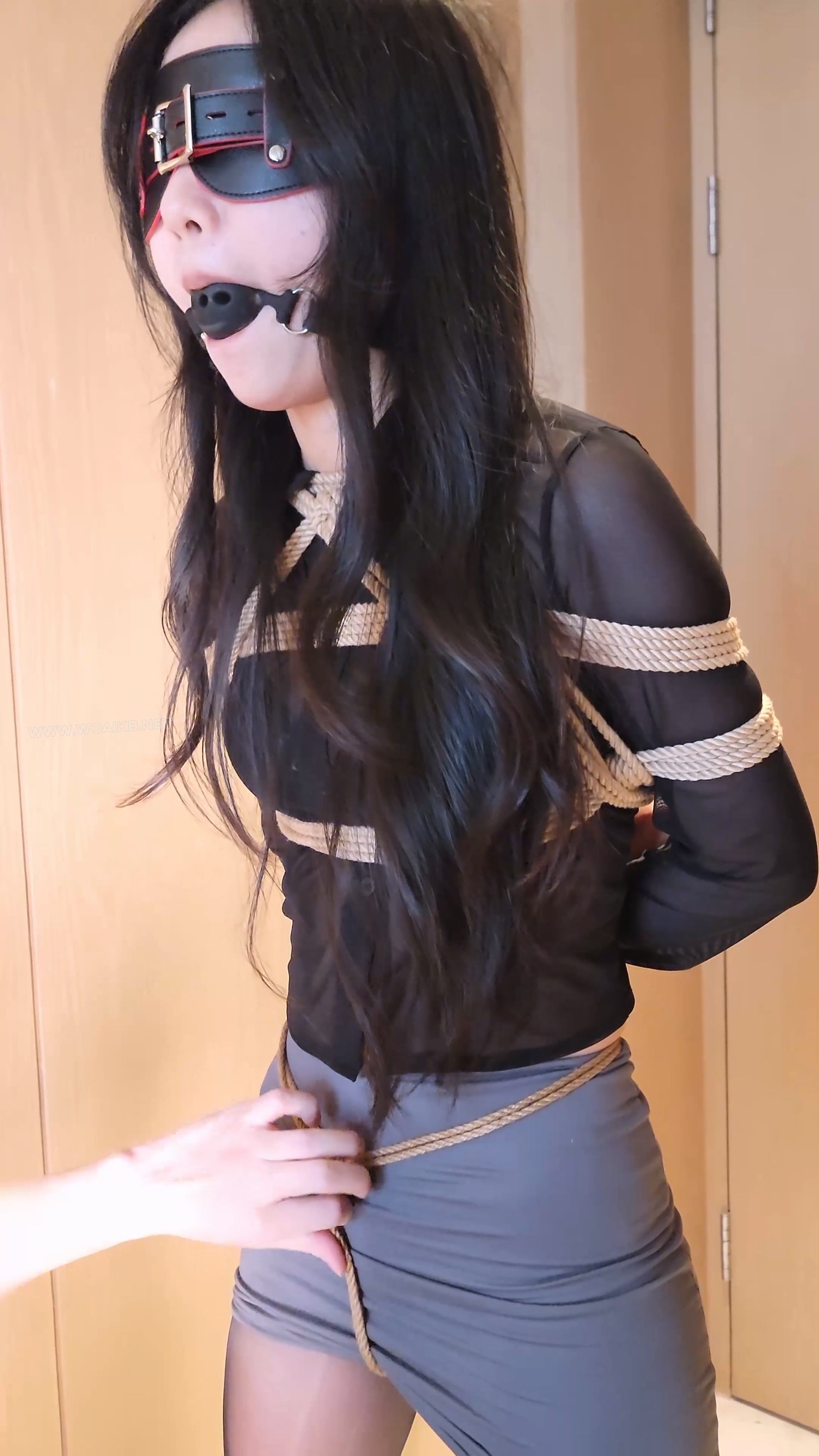 《被下属玩弄的ol+偷偷自缚的jk妹妹》性感黑丝ol被下属捆绑玩弄，塞口球，勒股绳， 预览图