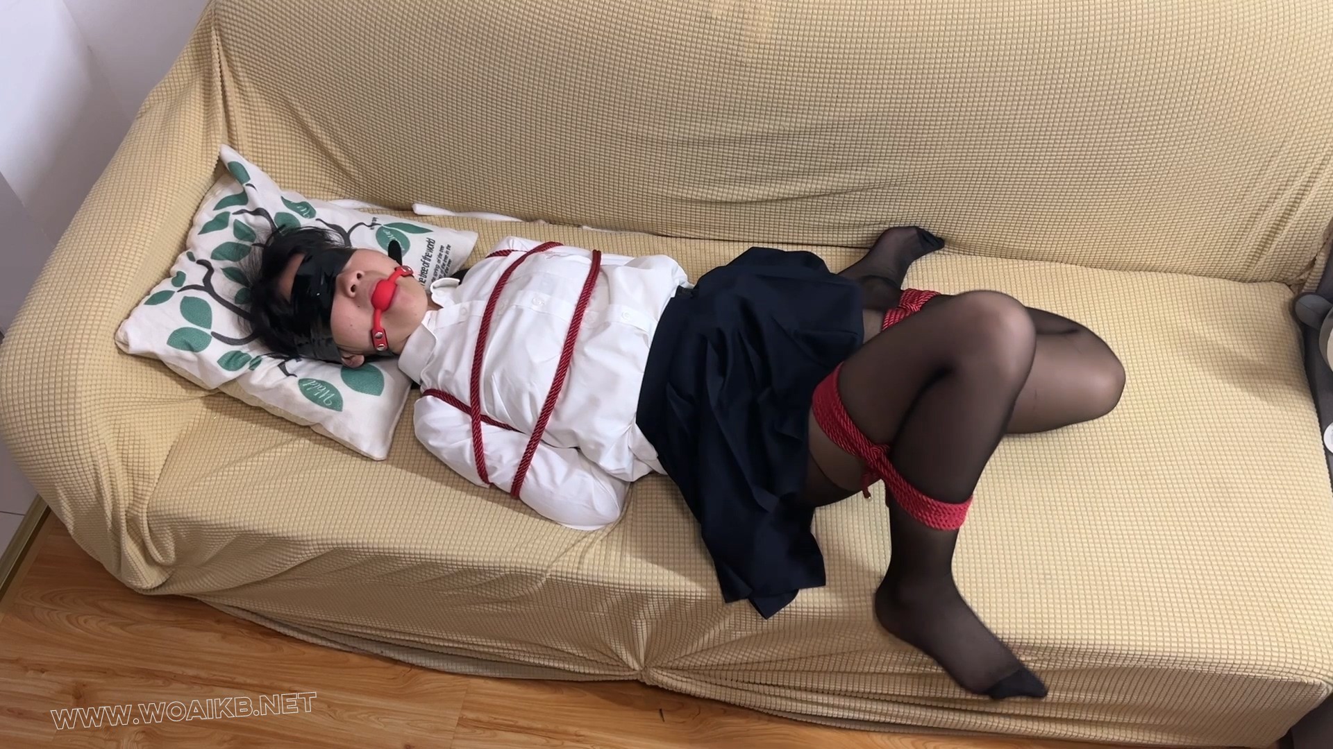 【极度羞耻之撕袜大战】身着黑丝JK的臭脚妹妹竟被如此撕袜，木奉木奉强高，最后还 预览图