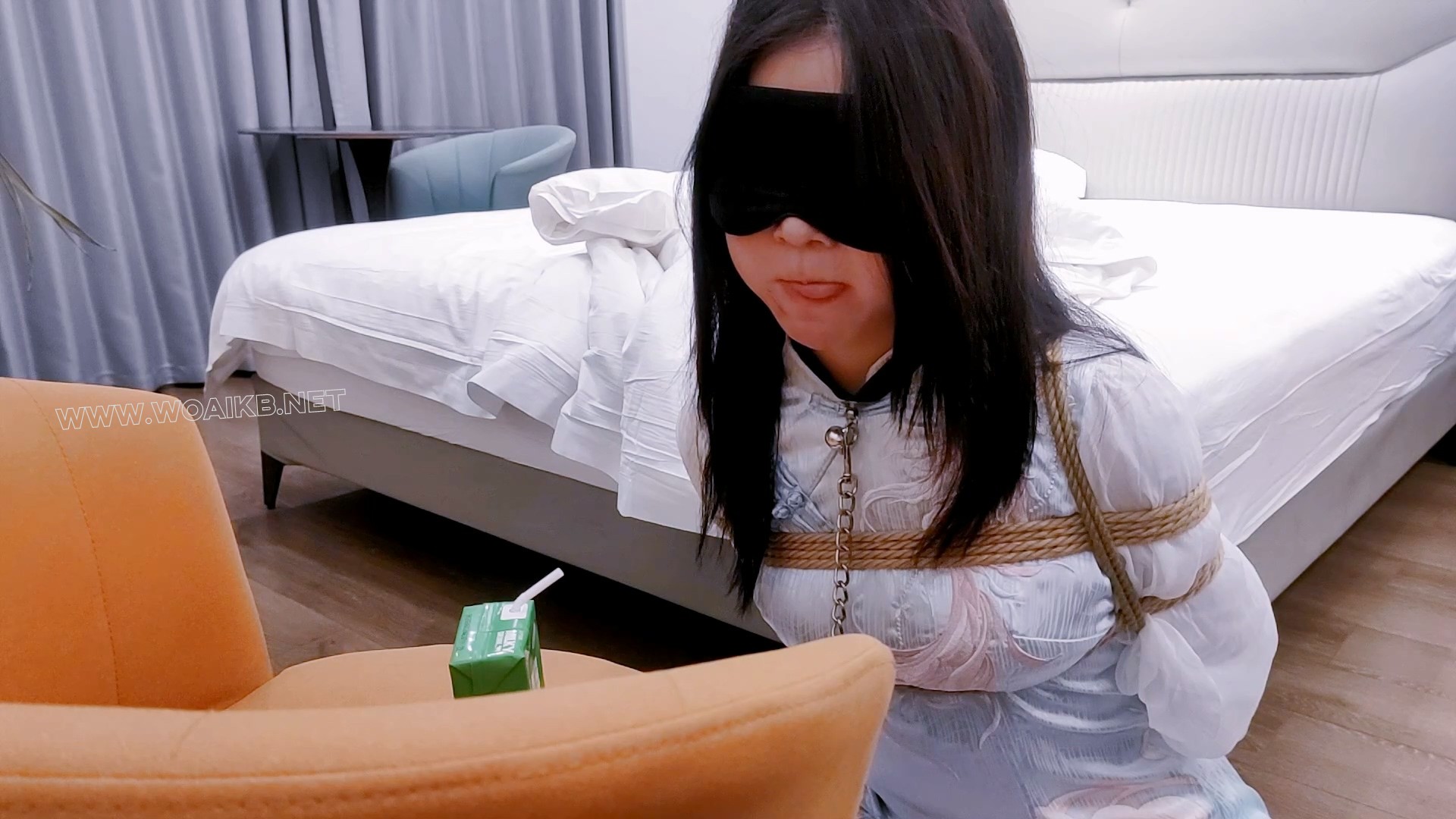 《圈养系》-蒙眼塞嘴在睡觉+掀开被子原来被日式紧缚绑着+项圈狗链+然后起来跪坐喝 预览图