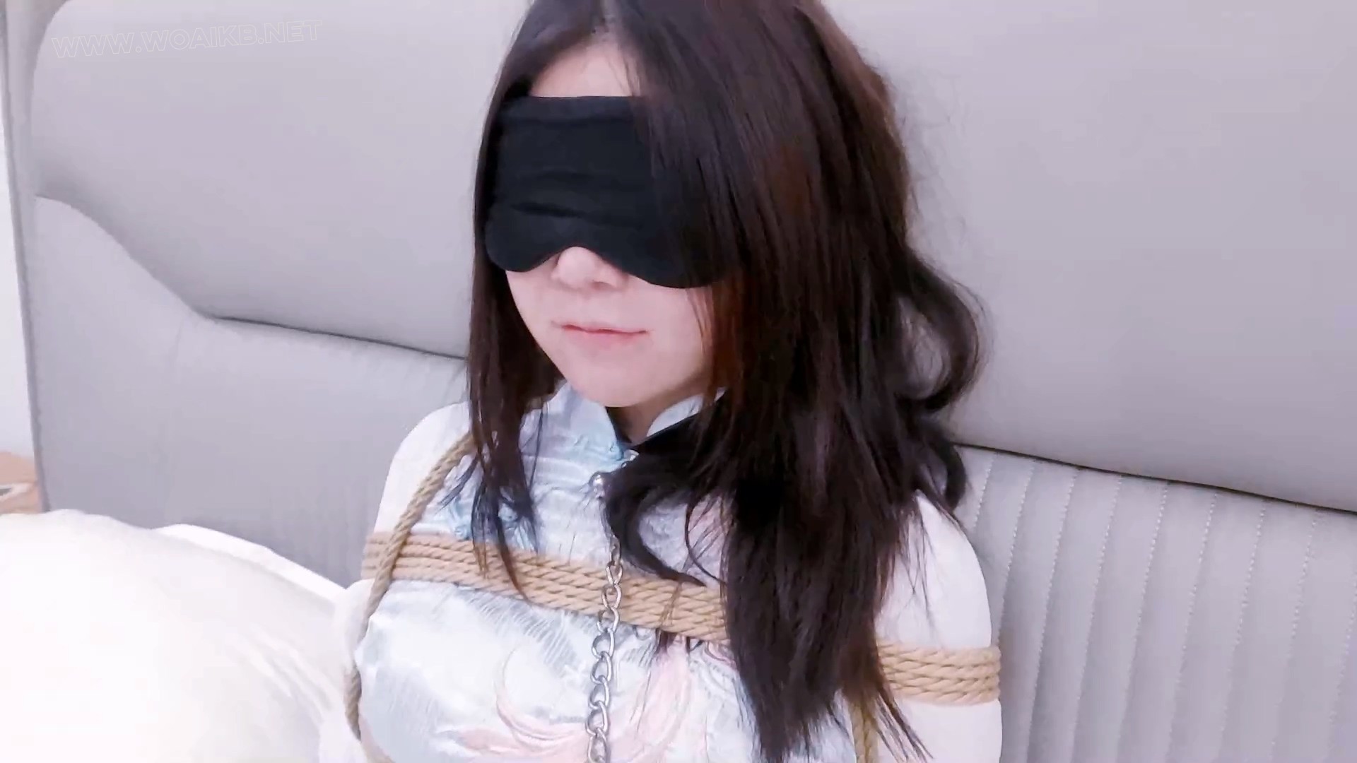 《圈养系》-蒙眼塞嘴在睡觉+掀开被子原来被日式紧缚绑着+项圈狗链+然后起来跪坐喝 预览图