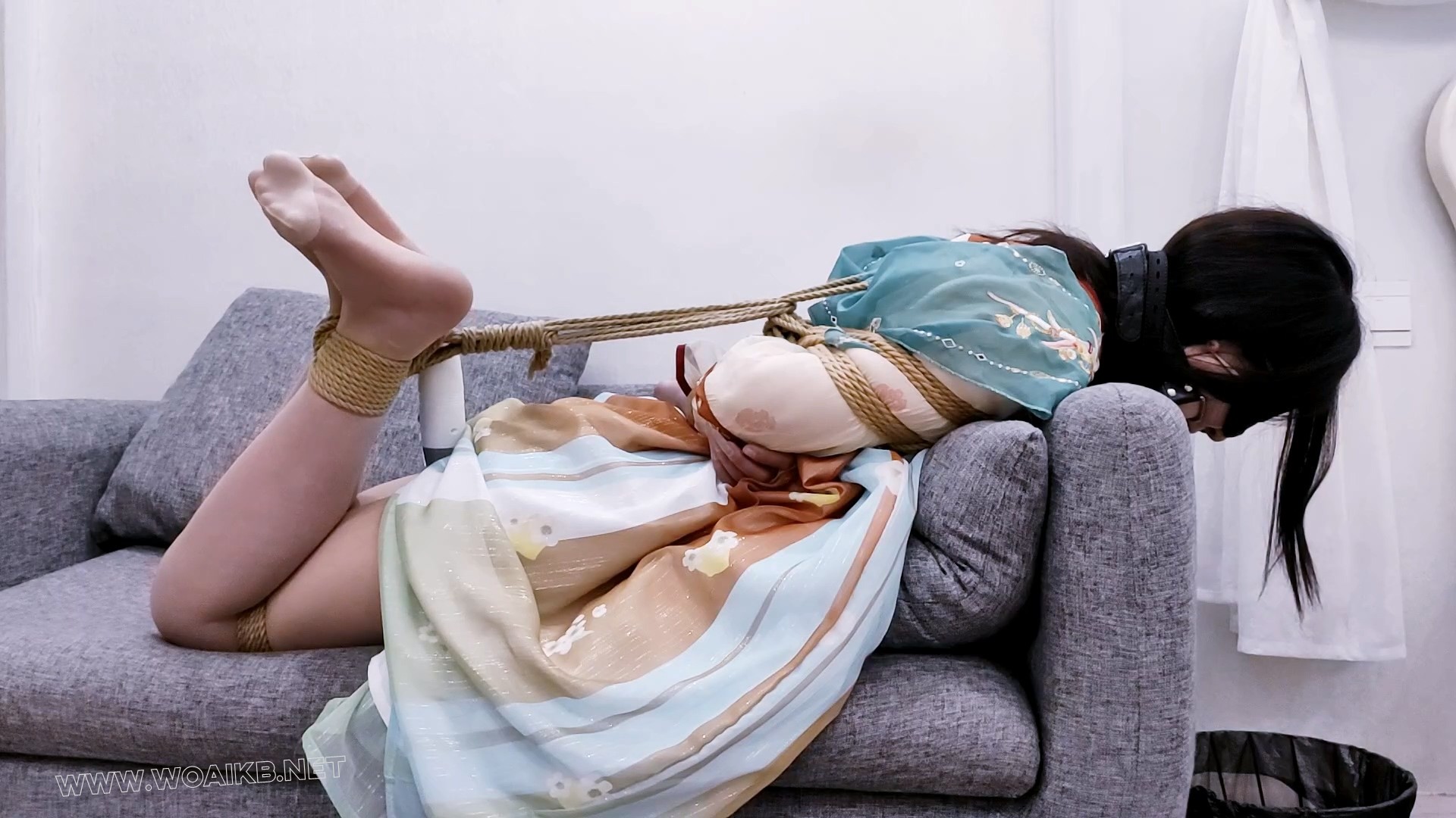 《圈养系》第二集-蒙眼口罩塞嘴在睡觉+掀开被子日式紧缚+穿瑶妹汉服+驷马+口球+开 预览图
