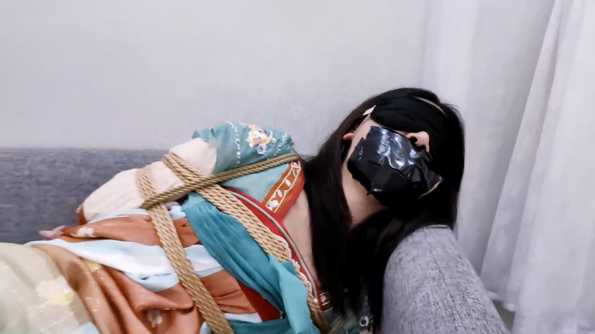 《圈养系》第二集-蒙眼口罩塞嘴在睡觉+掀开被子日式紧缚+穿瑶妹汉服+驷马+口球+开 预览图