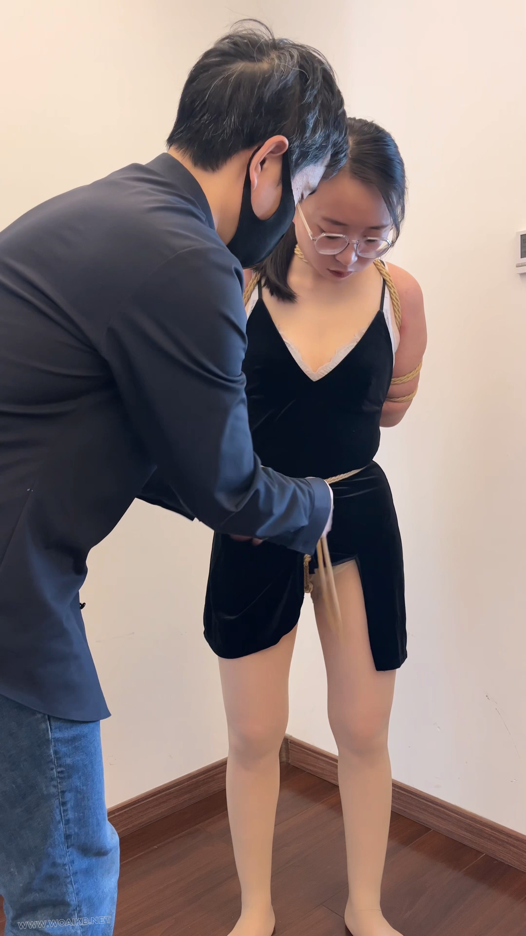 情趣黑色吊带 股绳遛弯 横杆固定四肢 股绳挑逗 AMB强高到虚脱 预览图