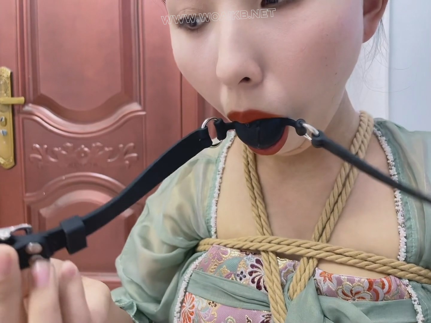 绿衣汉服慧慧与深喉y具口球的较量 嘴唇多次紧紧闭合 堵嘴口水福利 预览图