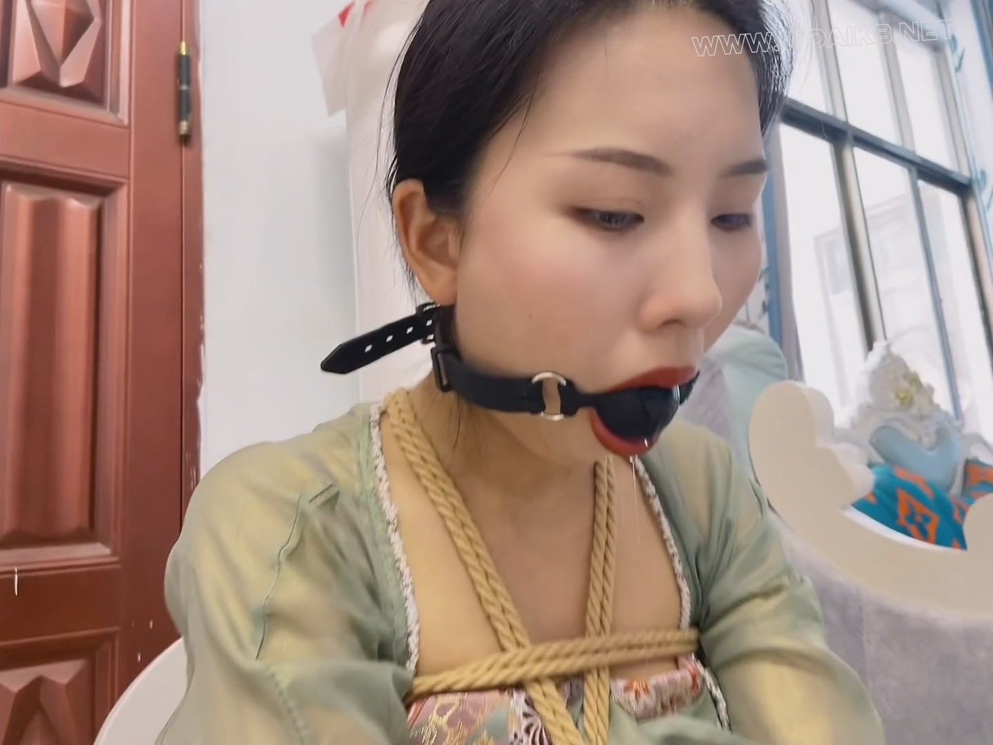 绿衣汉服慧慧与深喉y具口球的较量 嘴唇多次紧紧闭合 堵嘴口水福利 预览图