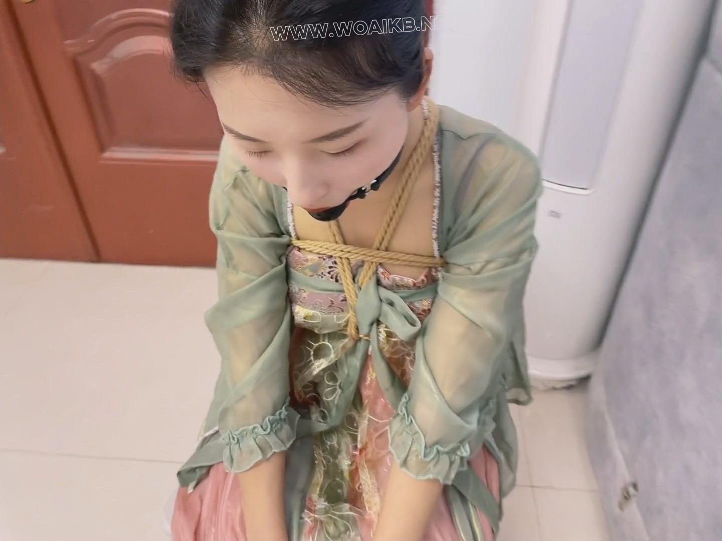绿衣汉服慧慧与深喉y具口球的较量 嘴唇多次紧紧闭合 堵嘴口水福利 预览图