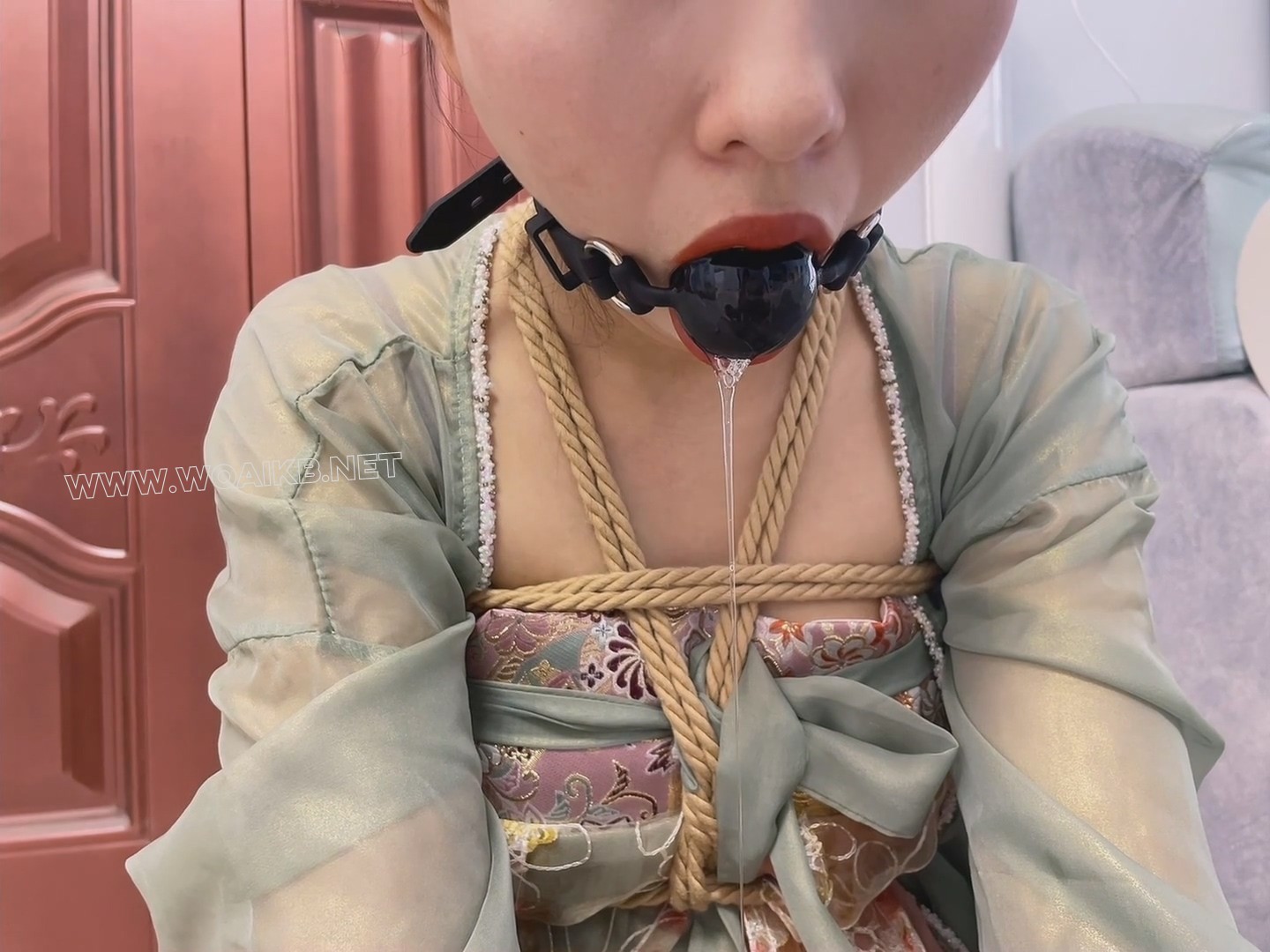 绿衣汉服慧慧与深喉y具口球的较量 嘴唇多次紧紧闭合 堵嘴口水福利 预览图