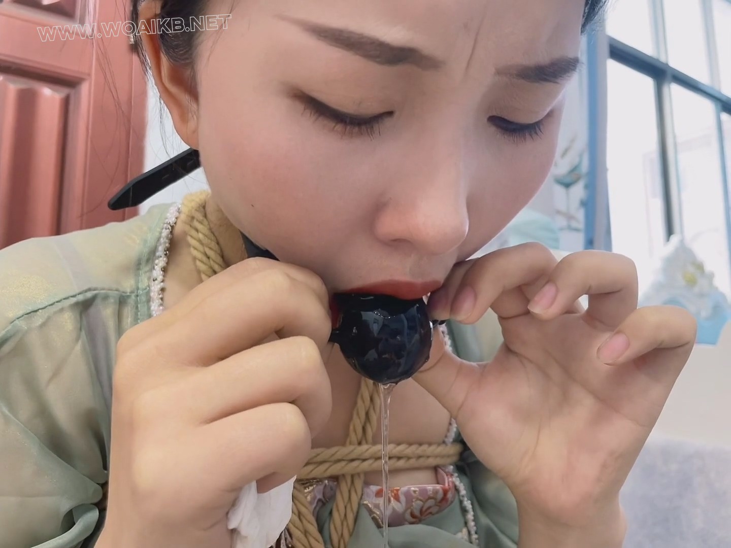 绿衣汉服慧慧与深喉y具口球的较量 嘴唇多次紧紧闭合 堵嘴口水福利 预览图