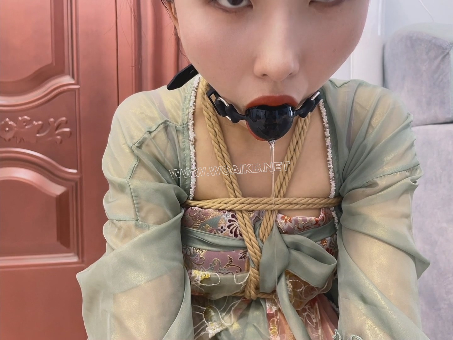 绿衣汉服慧慧与深喉y具口球的较量 嘴唇多次紧紧闭合 堵嘴口水福利 预览图