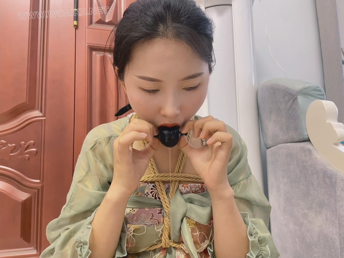 绿衣汉服慧慧与深喉y具口球的较量 嘴唇多次紧紧闭合 堵嘴口水福利 预览图