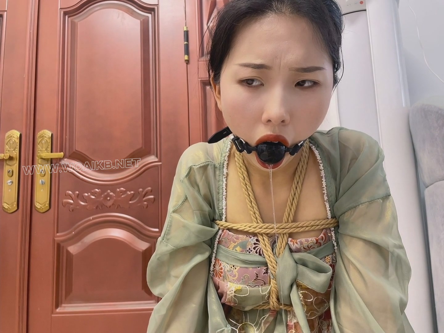 绿衣汉服慧慧与深喉y具口球的较量 嘴唇多次紧紧闭合 堵嘴口水福利 预览图