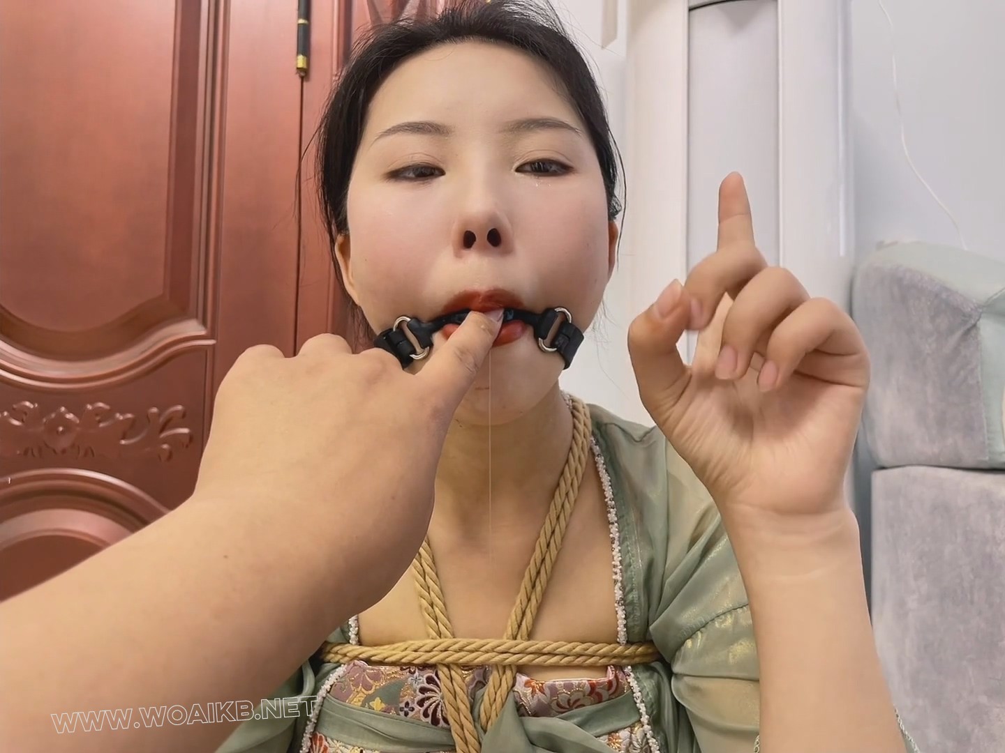 绿衣汉服慧慧与深喉y具口球的较量 嘴唇多次紧紧闭合 堵嘴口水福利 预览图