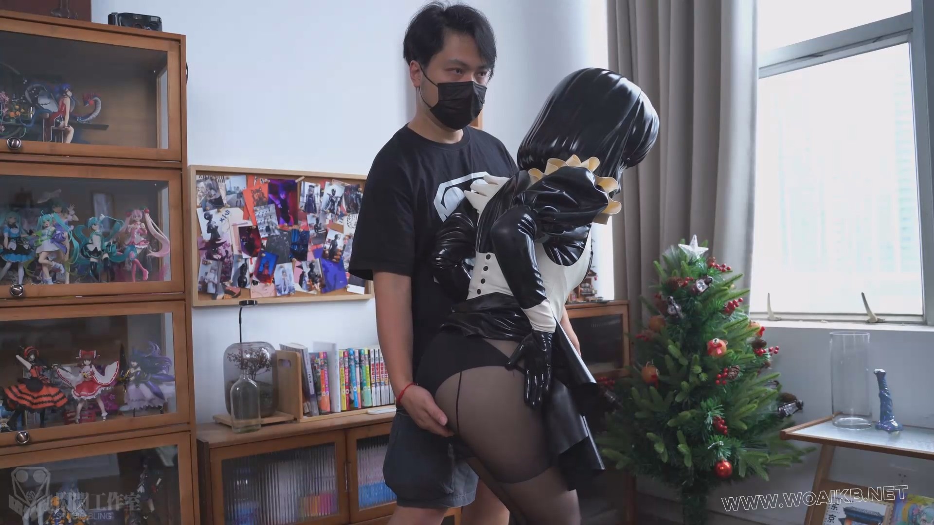 乳胶女仆-内置震动头套链接在主人胯裆-绝对强制的口器和呼控 预览图