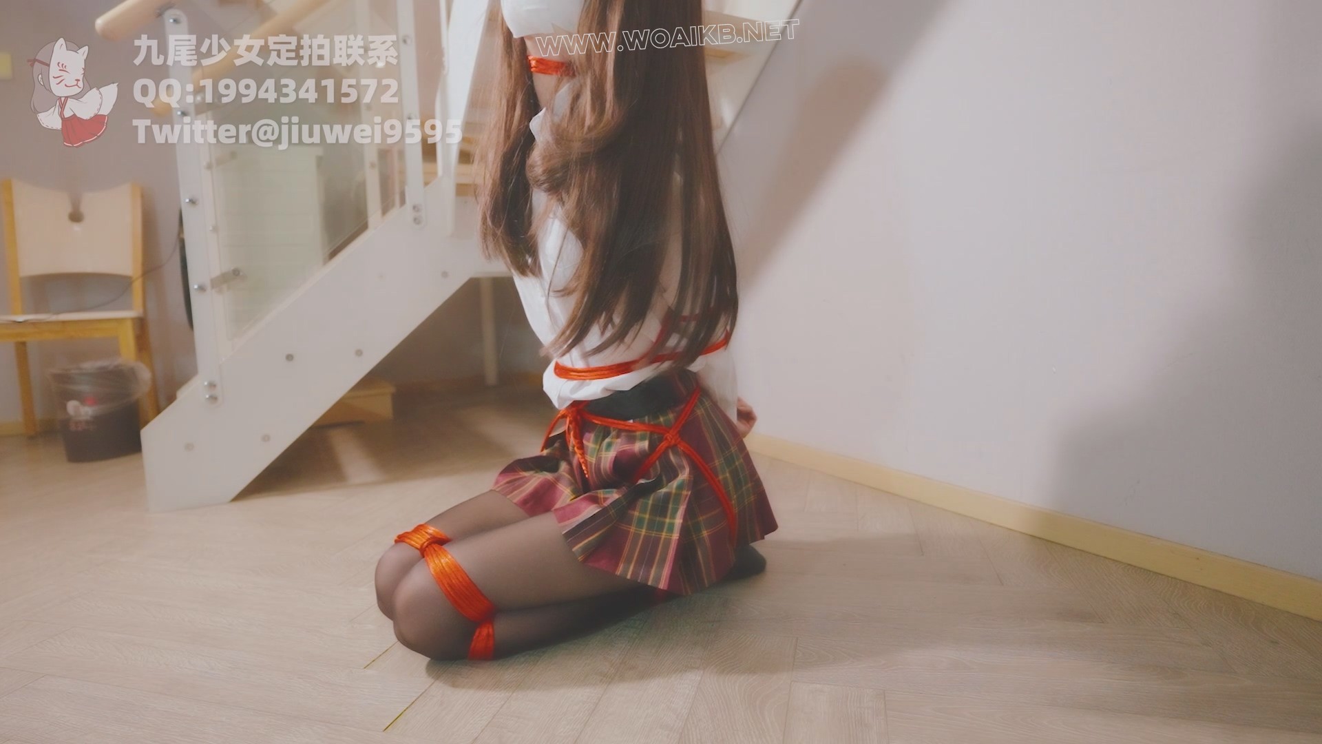 穿着黑丝超短JK裙的邻家小M，黑丝美腿，红绳全身捆绑，直臂紧缚，股绳折磨，吊缚挣 预览图