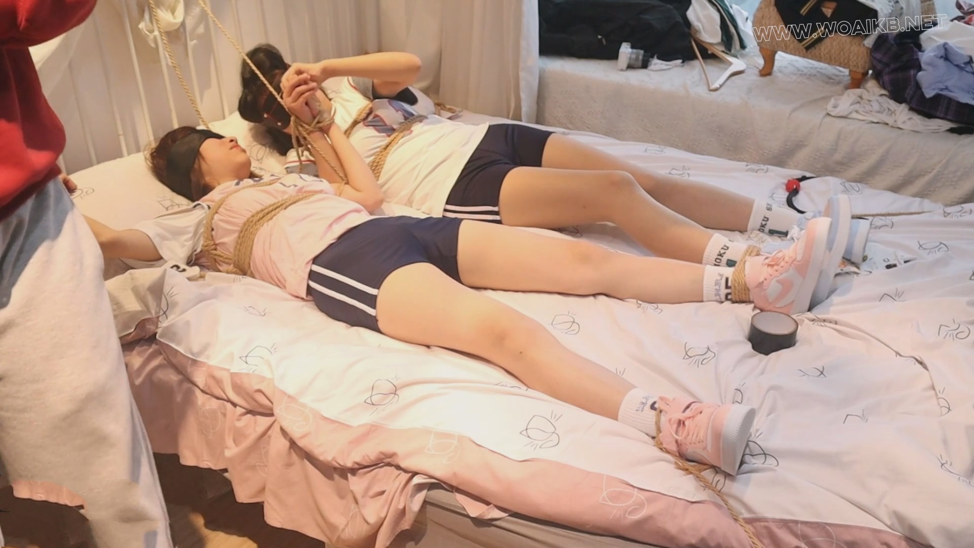 你愿意为了姐姐而独自忍受凌辱吗？不同意的话那就一起吧，当两个超级敏感怕痒又外 预览图
