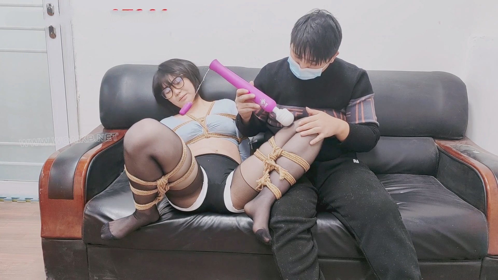 18岁女高在办公室被linru，当saohuo 预览图