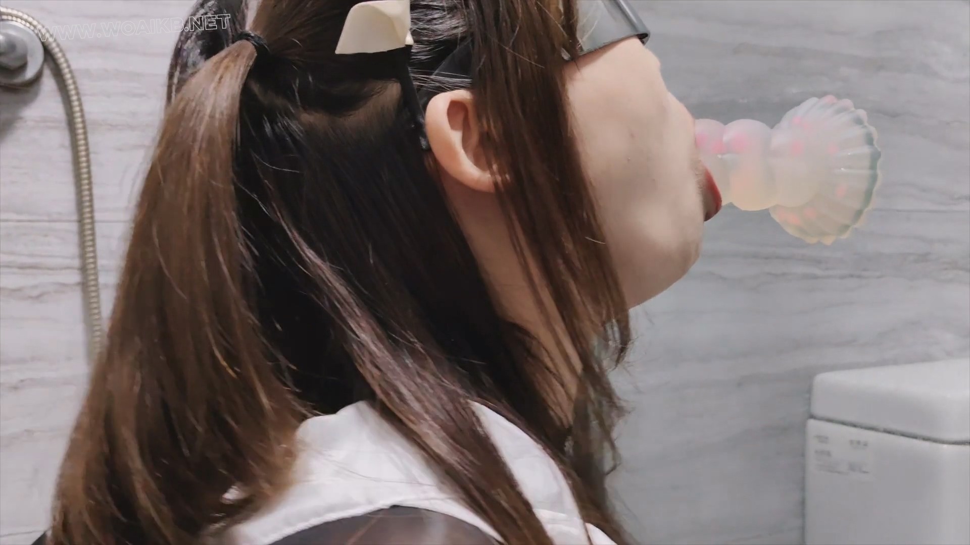 私人女仆打扫卫生用身体清洗玩具后，脱衣服挑衅问我她和我女友谁更烧一点 预览图