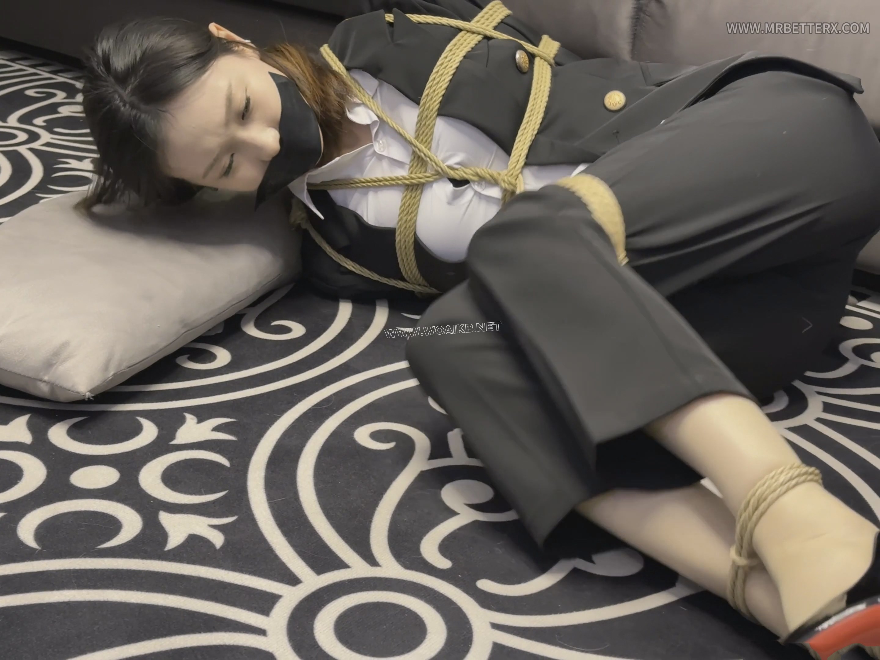 激情调教-上集 女学生遭受凌辱调教，学生校服装、情趣JK装、职业白领装，加上裤里 预览图