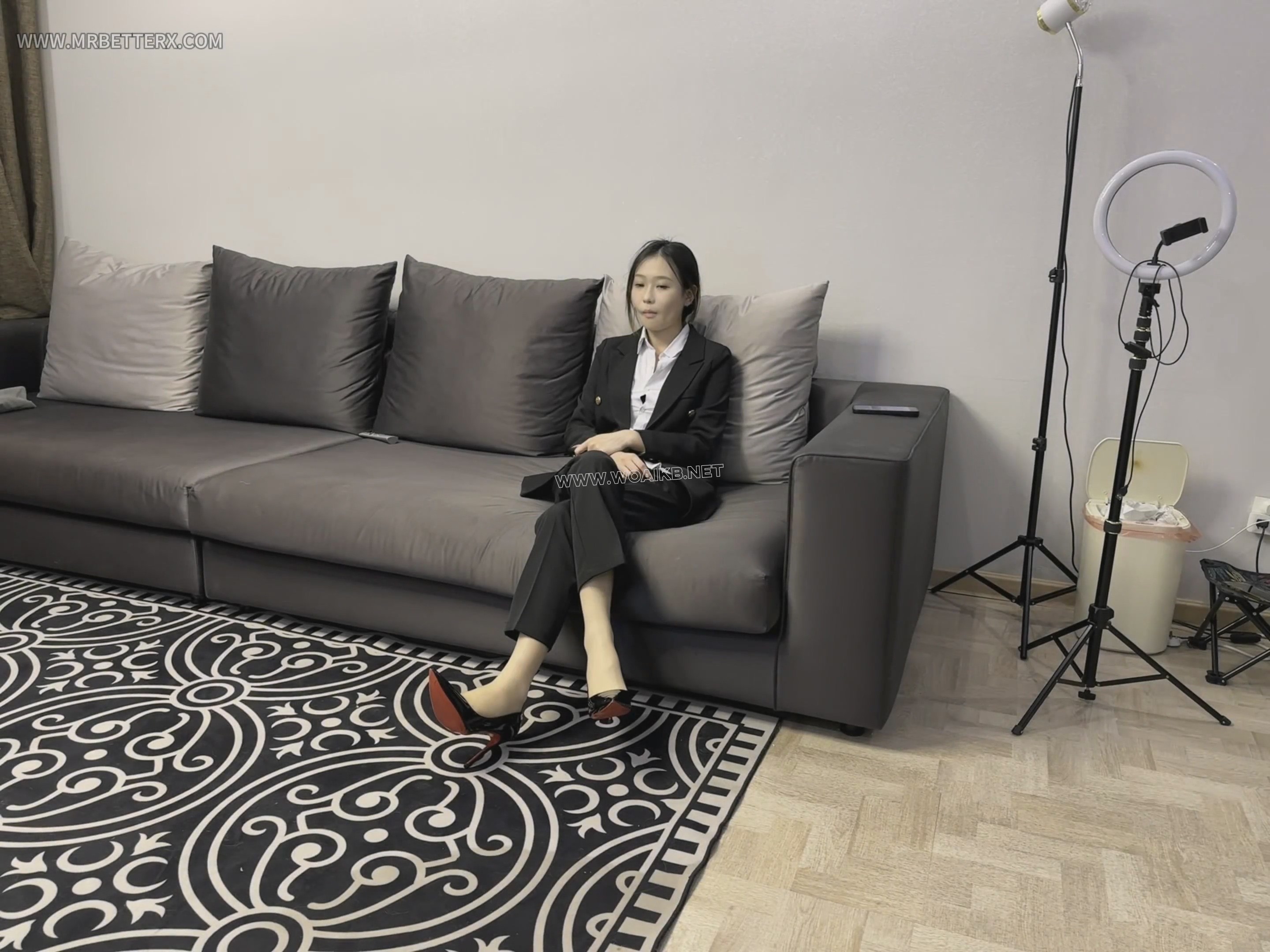 激情调教-上集 女学生遭受凌辱调教，学生校服装、情趣JK装、职业白领装，加上裤里… 封面图