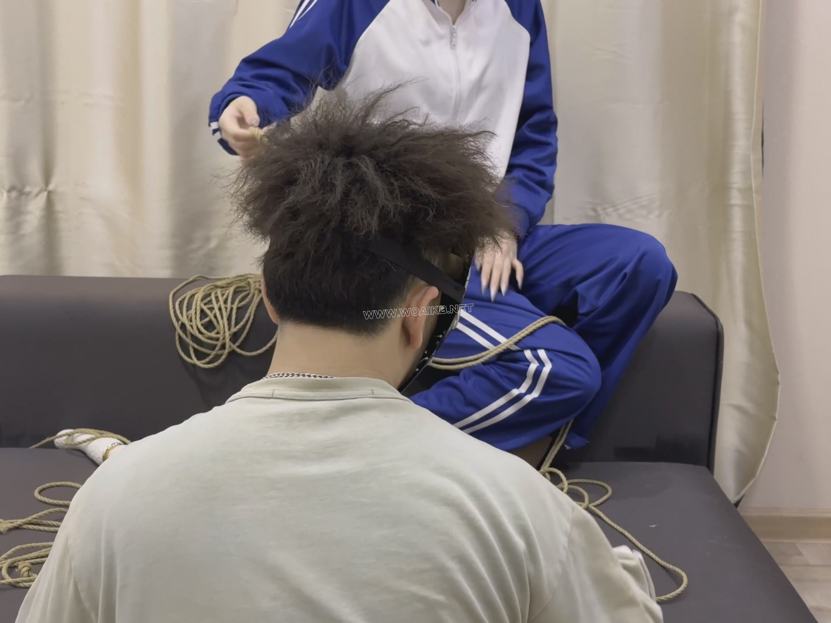激情调教-下集 倩倩 女学生遭受凌辱调教，学生校服装、情趣JK装、职业白领装，加上 预览图