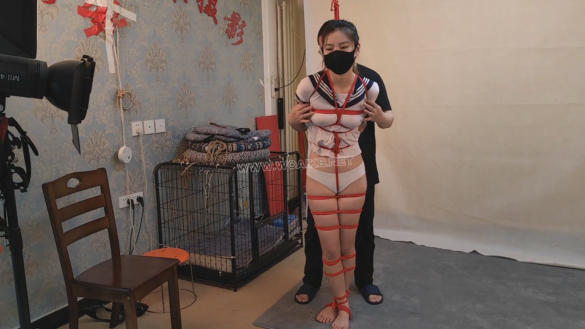 丰满的艾琳 真空学生服交叉腿行走 椅子挠痒 预览图