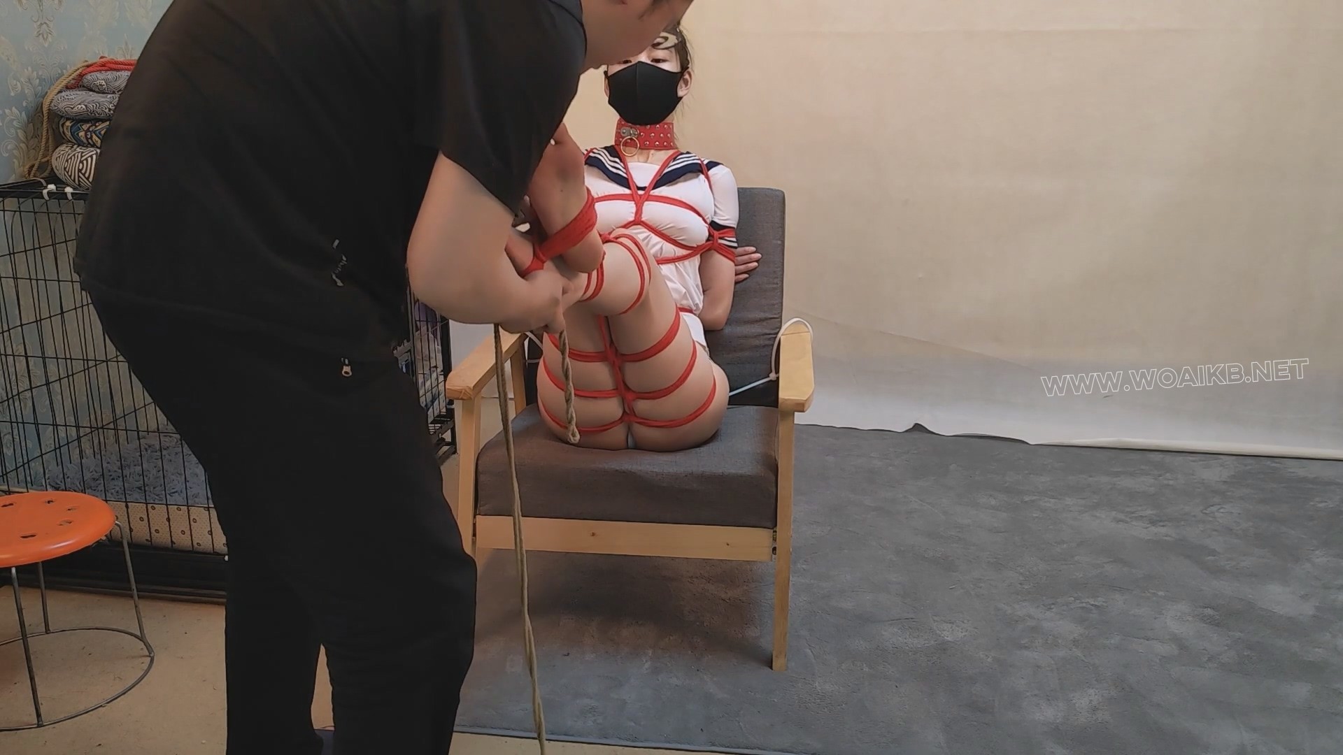 丰满的艾琳 真空学生服交叉腿行走 椅子挠痒 预览图
