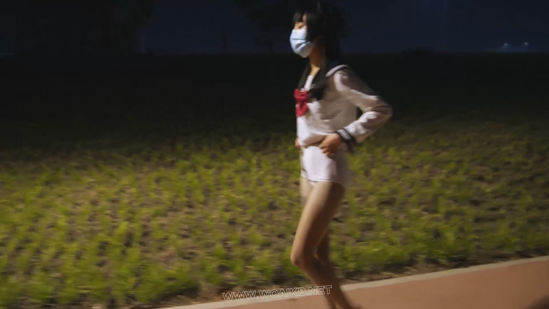 小仆夜晚外出高 晚上带小仆出去玩 jk制服配泳衣的组合十分好看 内置玩具让她边走边 预览图