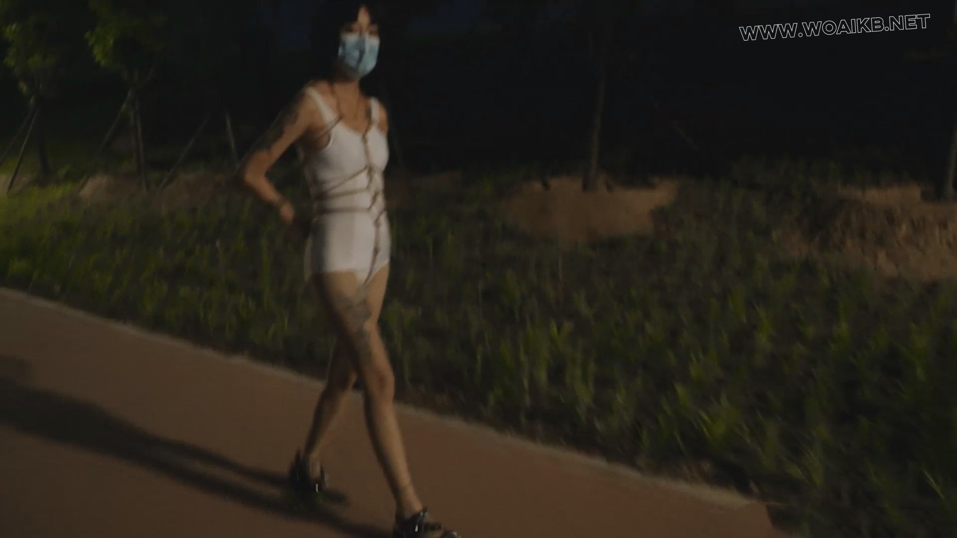 小仆夜晚外出高 晚上带小仆出去玩 jk制服配泳衣的组合十分好看 内置玩具让她边走边 预览图