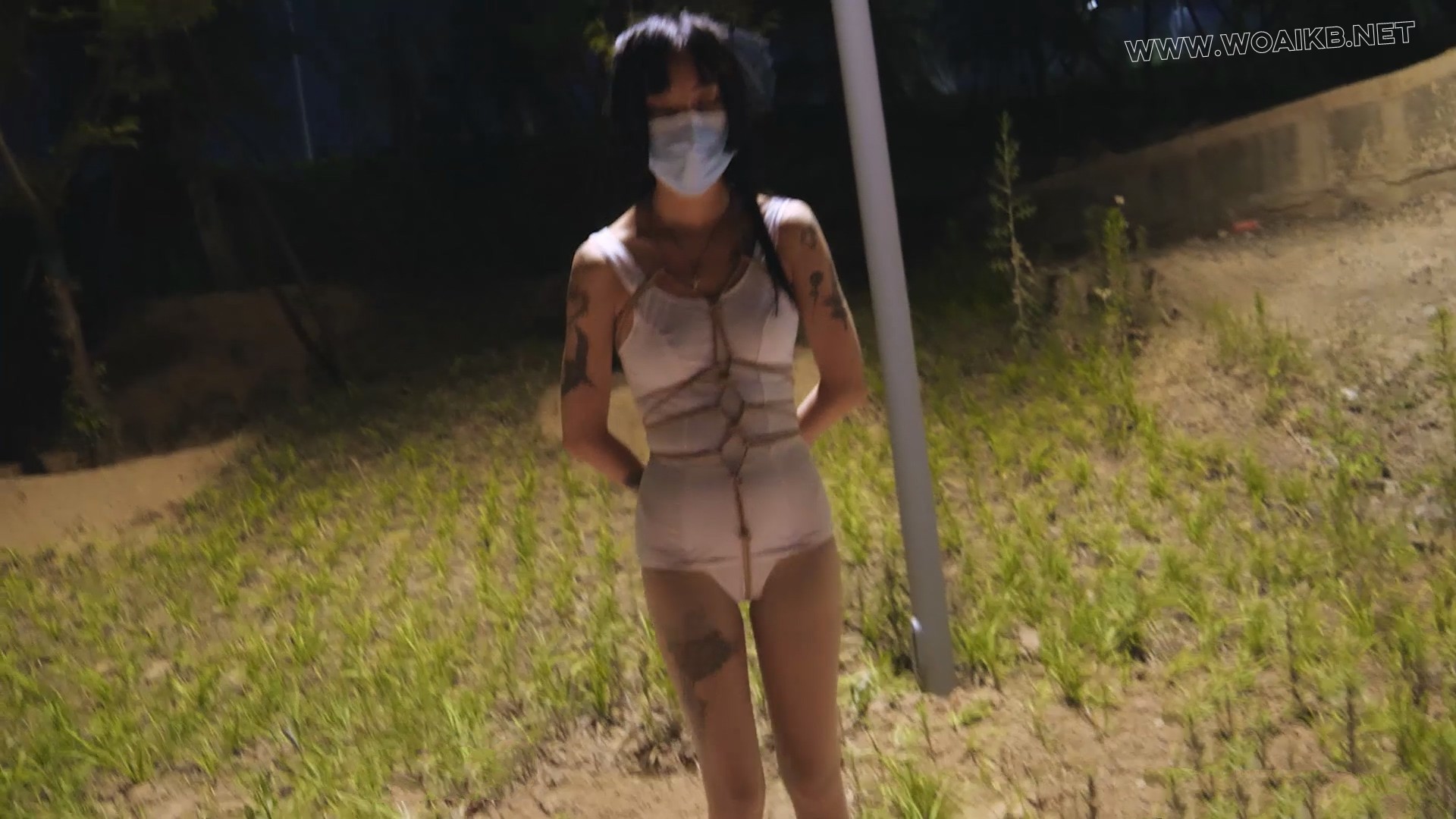 小仆夜晚外出高 晚上带小仆出去玩 jk制服配泳衣的组合十分好看 内置玩具让她边走边 预览图