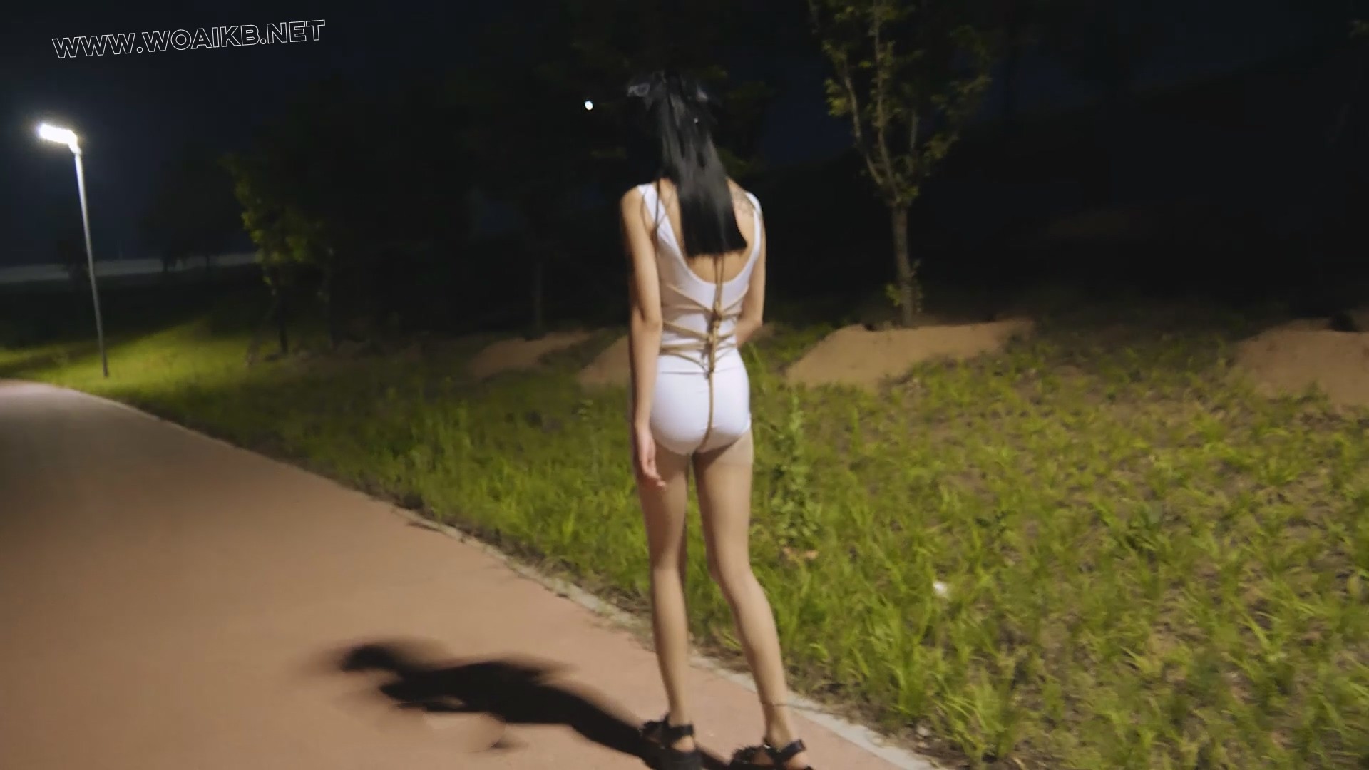 小仆夜晚外出高 晚上带小仆出去玩 jk制服配泳衣的组合十分好看 内置玩具让她边走边 预览图