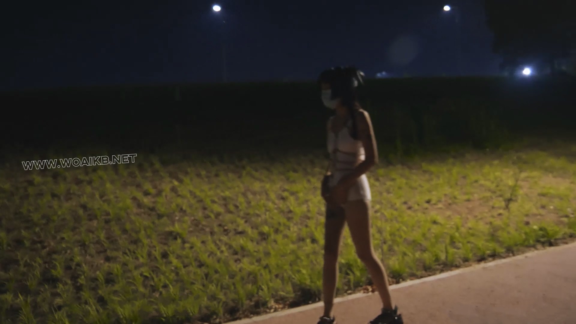 小仆夜晚外出高 晚上带小仆出去玩 jk制服配泳衣的组合十分好看 内置玩具让她边走边 预览图
