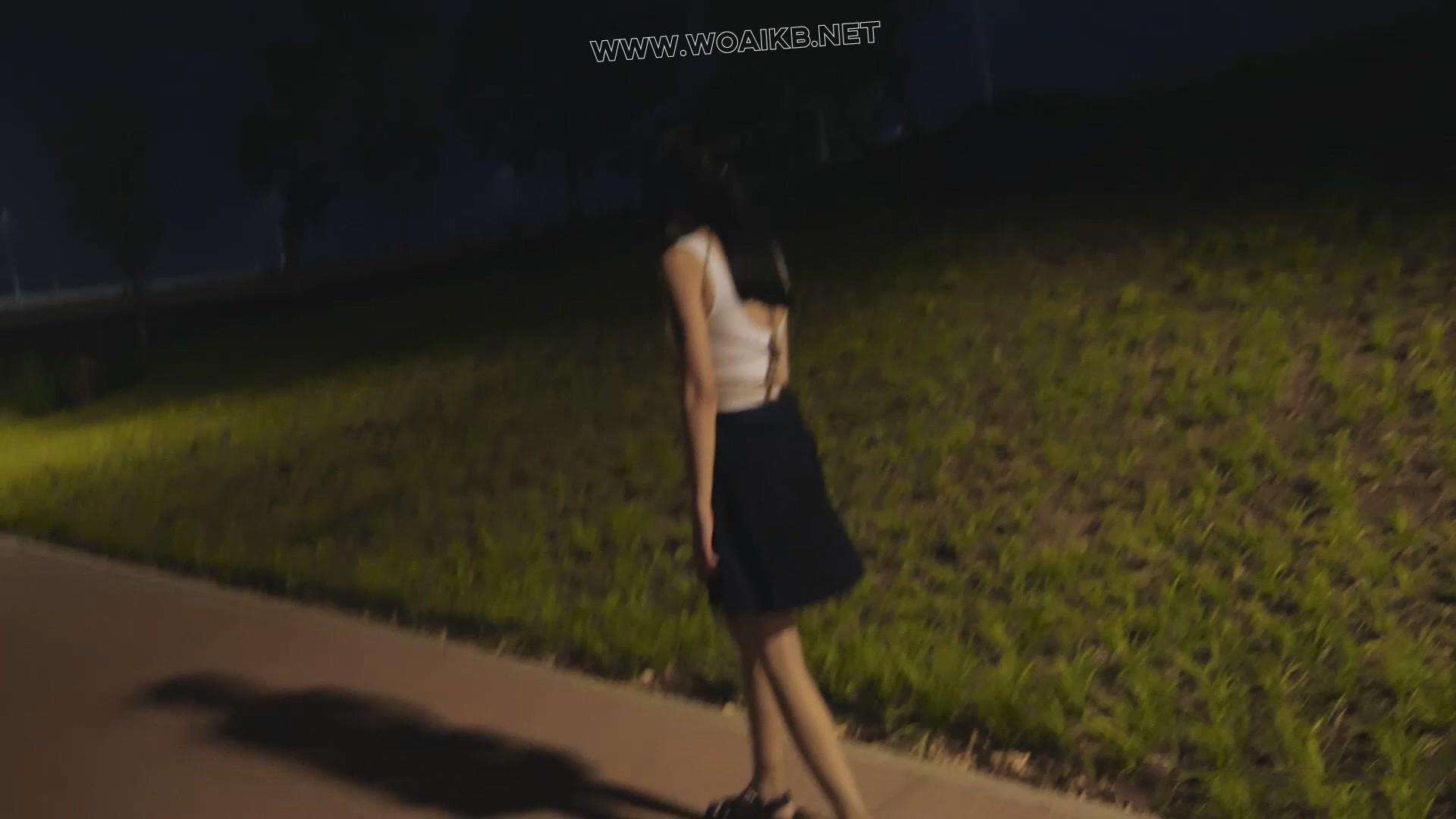 小仆夜晚外出高 晚上带小仆出去玩 jk制服配泳衣的组合十分好看 内置玩具让她边走边 预览图