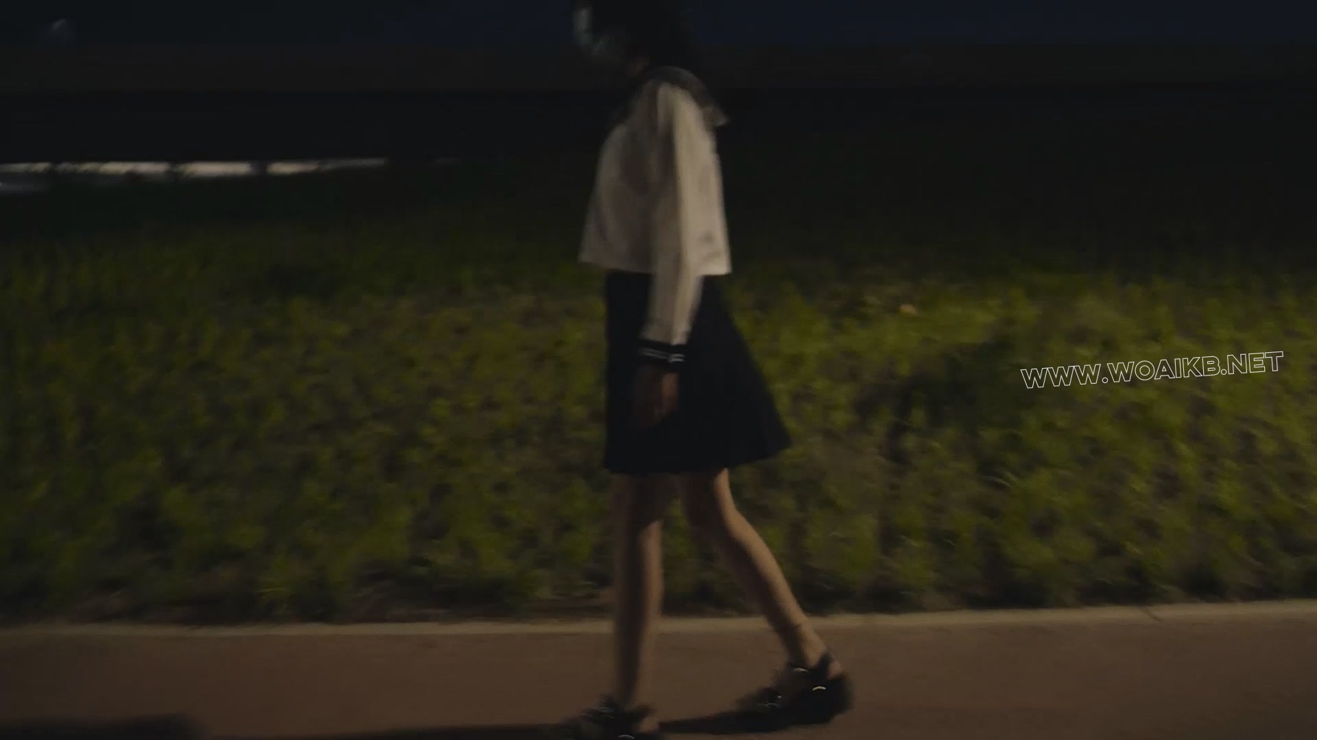 小仆夜晚外出高 晚上带小仆出去玩 jk制服配泳衣的组合十分好看 内置玩具让她边走边 预览图