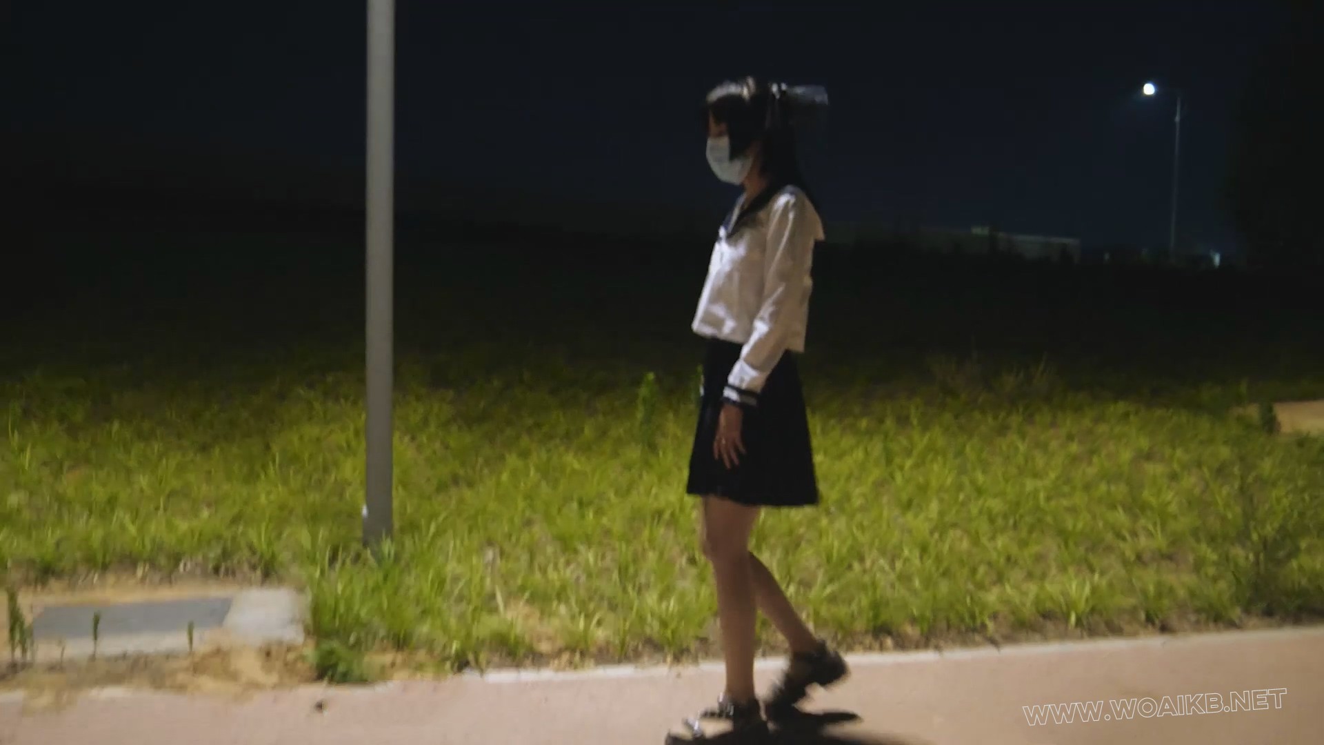 小仆夜晚外出高 晚上带小仆出去玩 jk制服配泳衣的组合十分好看 内置玩具让她边走边 预览图