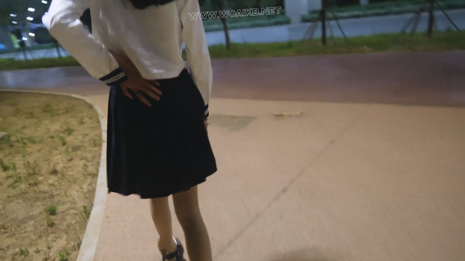 小仆夜晚外出高 晚上带小仆出去玩 jk制服配泳衣的组合十分好看 内置玩具让她边走边 预览图