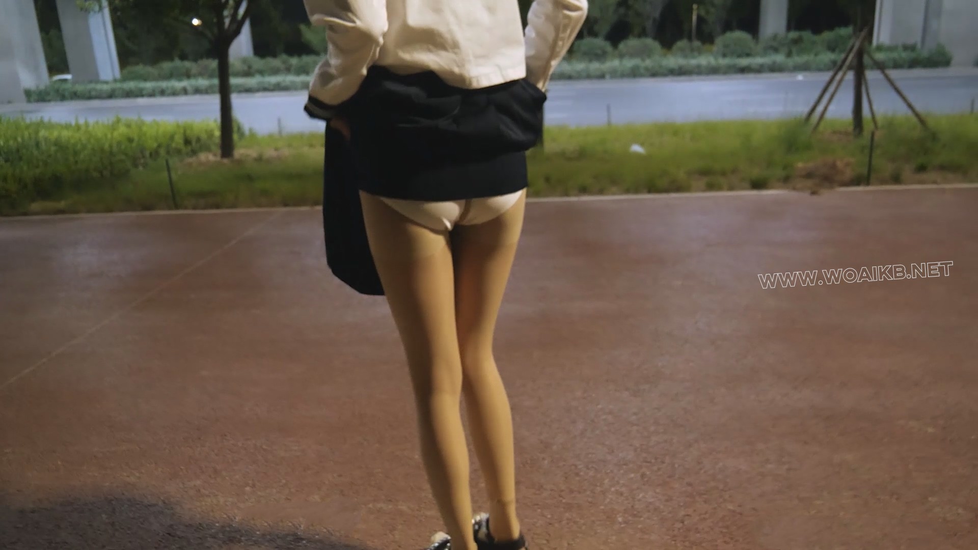 小仆夜晚外出高 晚上带小仆出去玩 jk制服配泳衣的组合十分好看 内置玩具让她边走边 预览图