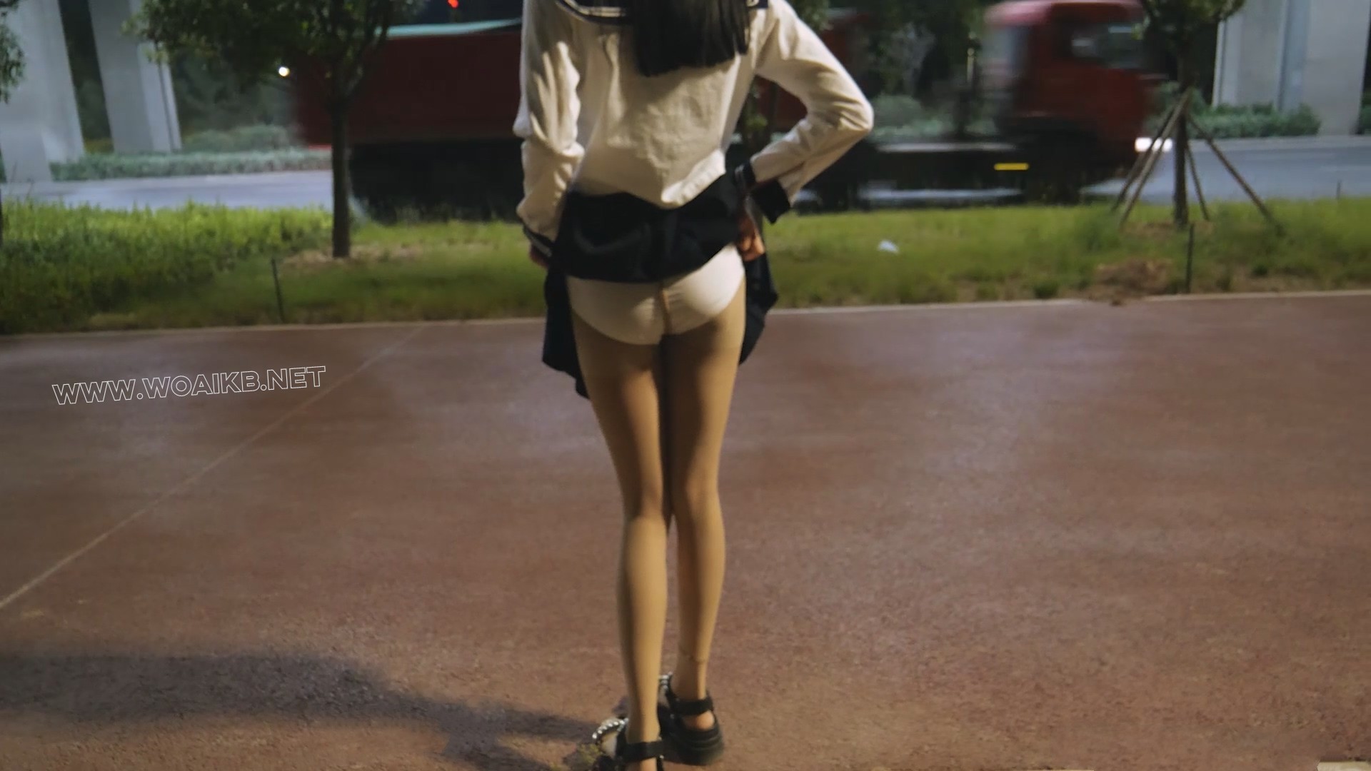 小仆夜晚外出高 晚上带小仆出去玩 jk制服配泳衣的组合十分好看 内置玩具让她边走边 预览图