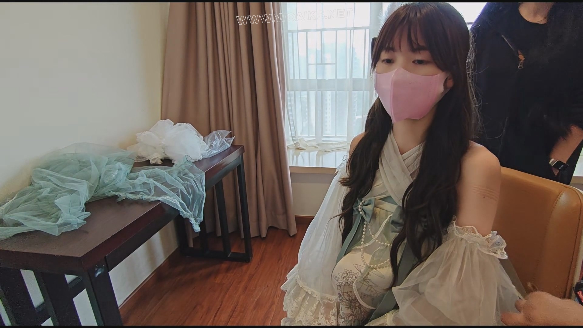 药师户外 模特芊橙，身材颜值都很棒，户外系列，在人特别多的购物广场，穿Lolita服… 封面图
